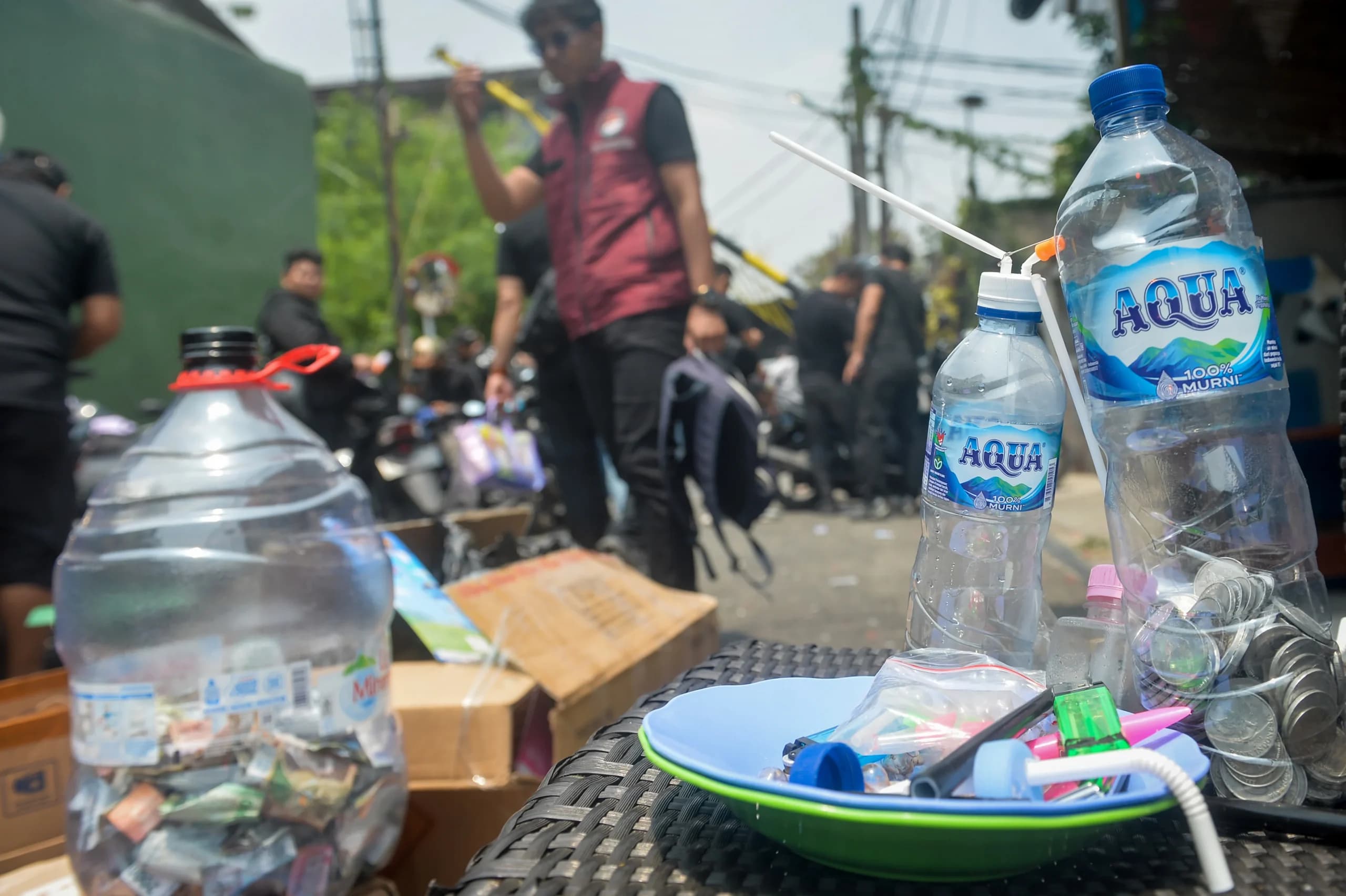 Sejumlah barang bukti dikumpulkan saat penggerebekan lokasi di Kampung Ambon, Cengkareng, Jakarta, Jumat (9/10/2026). Sejumlah barang bukti dikumpulkan saat penggerebekan lokasi di Kampung Ambon, Cengkareng, Jakarta, Jumat (9/10/2026).