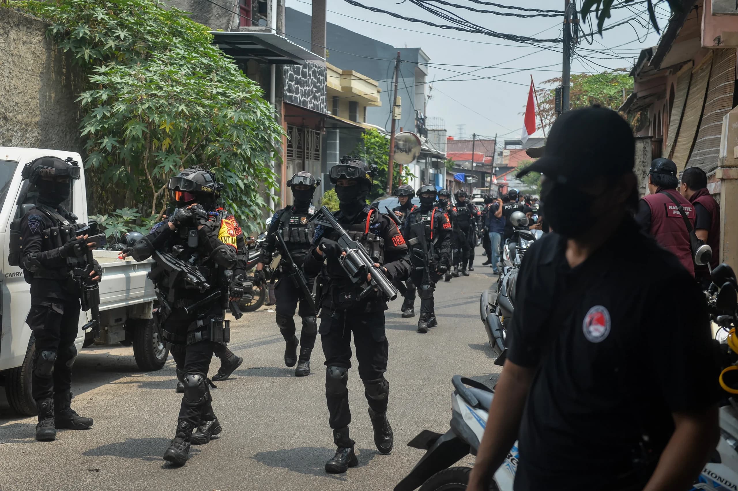 Personel Brimob berjaga usai penggerebekan lokasi yang diduga menjadi tempat peredaran narkoba di Kampung Ambon, Cengkareng, Jakarta, Jumat (9/10/2026). Personel Brimob berjaga usai penggerebekan lokasi yang diduga menjadi tempat peredaran narkoba di Kampung Ambon, Cengkareng, Jakarta, Jumat (9/10/2026).