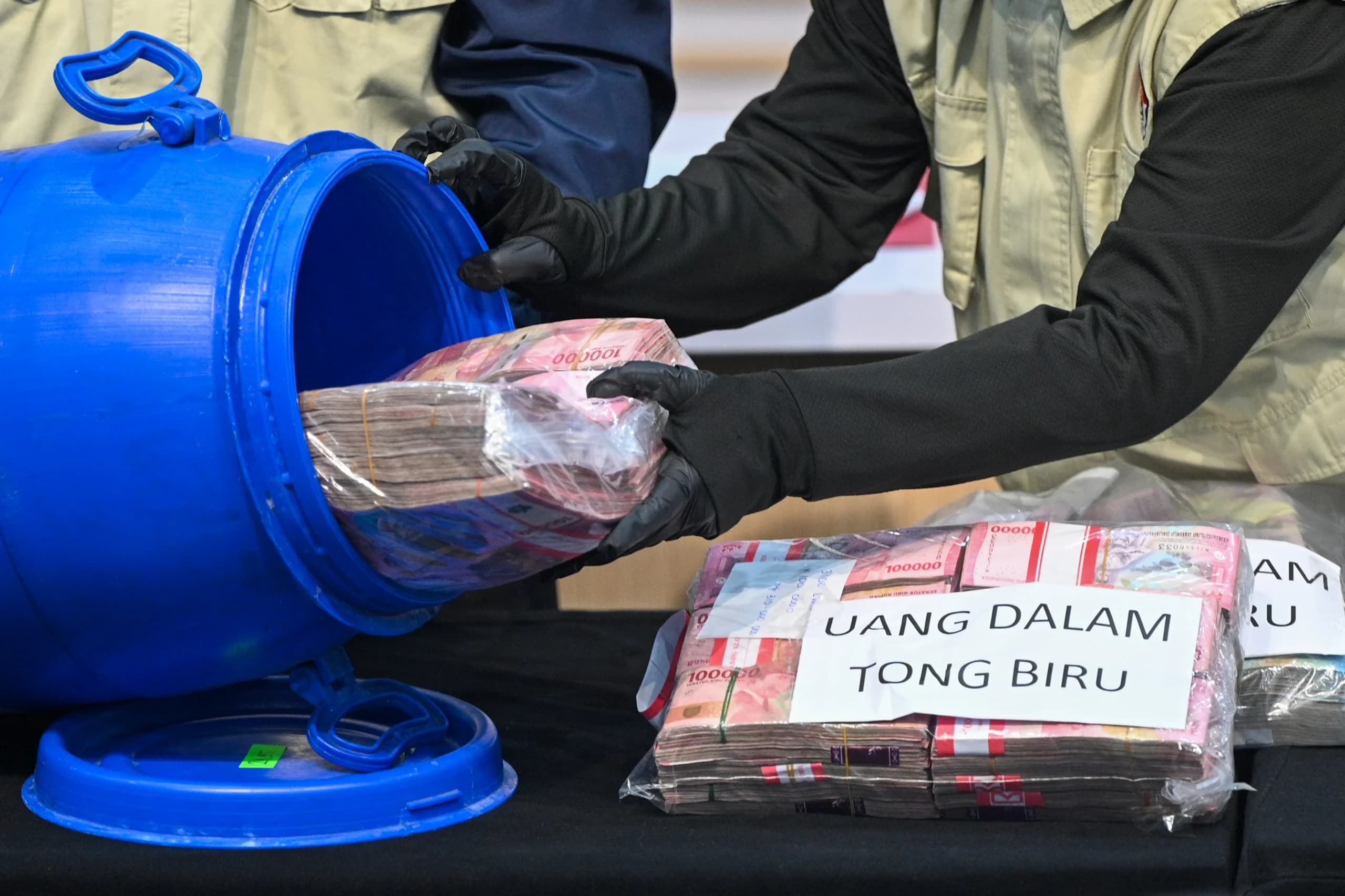 Petugas KPK menunjukkan barang bukti uang yang disimpan di dalam tong saat konferensi pers operasi tangkap tangan di Pemkab Klaten di Gedung Merah Putih KPK, Jakarta Petugas KPK menunjukkan barang bukti uang yang disimpan di dalam tong saat konferensi pers operasi tangkap tangan di Pemkab Klaten di Gedung Merah Putih KPK, Jakarta