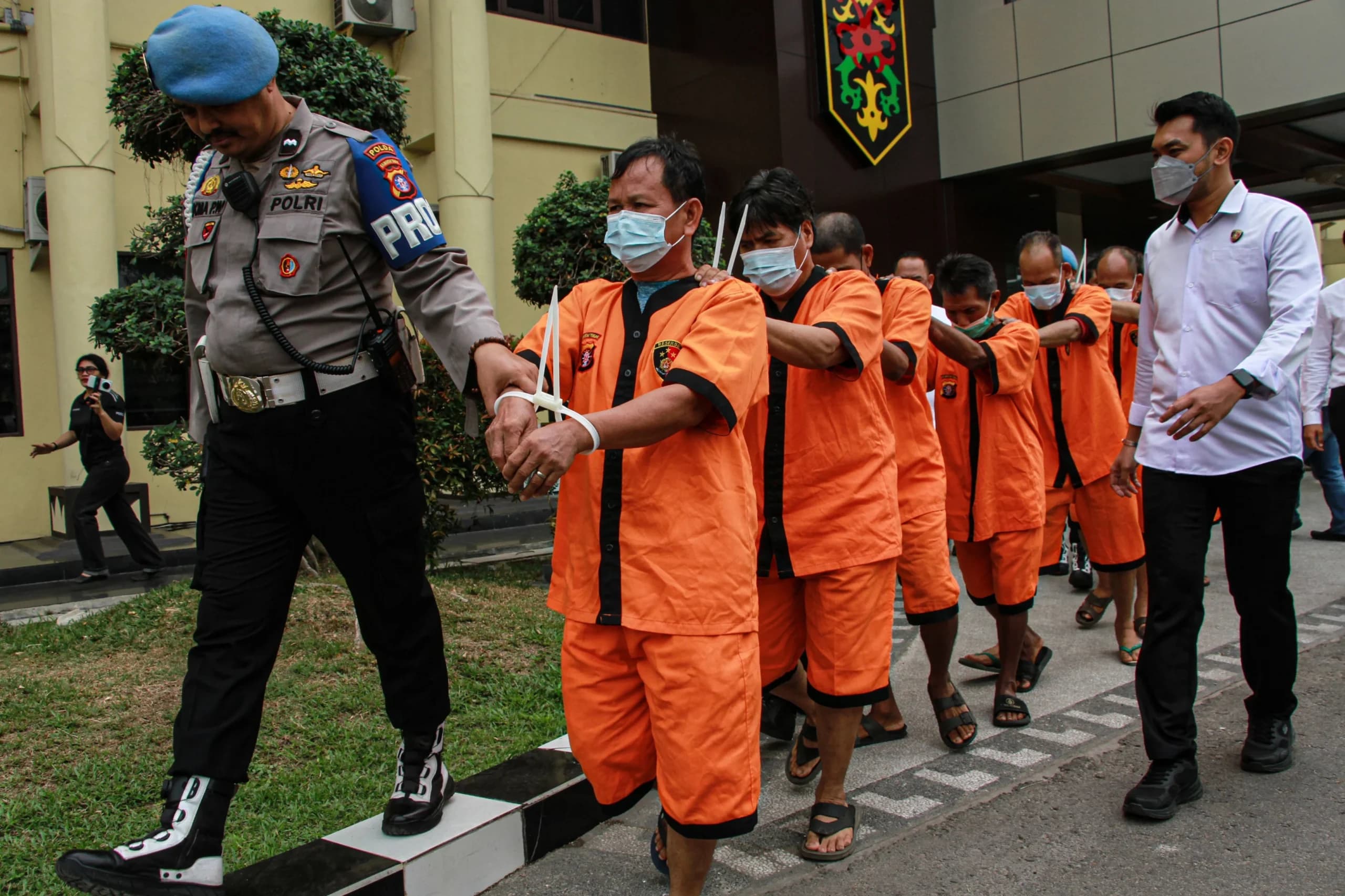 Polisi mengawal sejumlah tersangka usai dihadirkan dalam pengungkapan tindak pidana Kebakaran hutan dan lahan (karhutla) di Polda Kalimantan Tengah, Palangka Raya, Senin (28/9/2026). Polisi mengawal sejumlah tersangka usai dihadirkan dalam pengungkapan tindak pidana Kebakaran hutan dan lahan (karhutla) di Polda Kalimantan Tengah, Palangka Raya, Senin (28/9/2026).