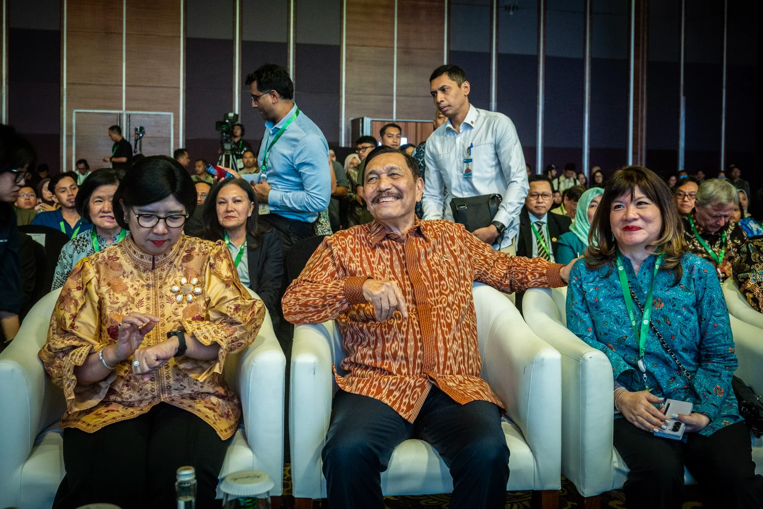 Ketua Dewan Ekonomi Nasional (DEN) Luhut Binsar Pandjaitan (tengah) berbincang bersama Gubernur Bank Indonesia Destry Damayanti (kiri) dan Ketua Umum Asosiasi Pengusaha Indonesia (APINDO) Shinta W. Kamdani (kanan) pada penutupan Indonesia International Sustainability Forum (ISF) 2026 di Jakarta, Rabu (7/10/2026). Ketua Dewan Ekonomi Nasional (DEN) Luhut Binsar Pandjaitan (tengah) berbincang bersama Gubernur Bank Indonesia Destry Damayanti (kiri) dan Ketua Umum Asosiasi Pengusaha Indonesia (APINDO) Shinta W. Kamdani (kanan) pada penutupan Indonesia International Sustainability Forum (ISF) 2026 di Jakarta, Rabu (7/10/2026).