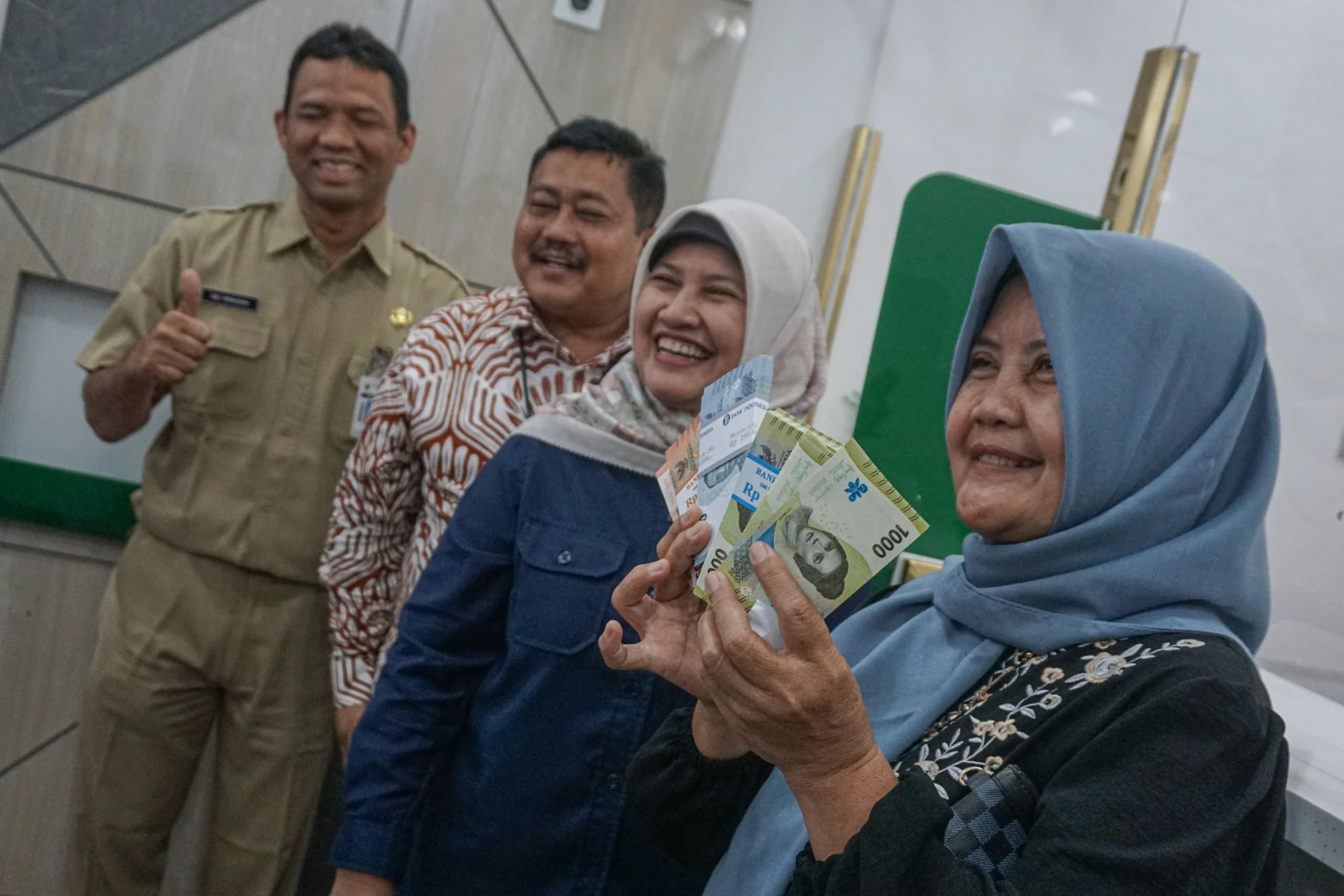 Kepala Kantor Perwakilan (KPw) Bank Indonesia Tegal Bimala (Kedua kanan) dan Perwakilan PT Pegadaian (Persero) Area Tegal Ali Mutaat (kedua kiri) mendampingi warga yang memanfaatkan layanan saat peresmian mitra layanan penukaran uang di Kantor Pegadaian, Kecamatan Limpung, Kabupaten Batang, Jawa Tengah, Selasa (29/9/2026). Kepala Kantor Perwakilan (KPw) Bank Indonesia Tegal Bimala (Kedua kanan) dan Perwakilan PT Pegadaian (Persero) Area Tegal Ali Mutaat (kedua kiri) mendampingi warga yang memanfaatkan layanan saat peresmian mitra layanan penukaran uang di Kantor Pegadaian, Kecamatan Limpung, Kabupaten Batang, Jawa Tengah, Selasa (29/9/2026).