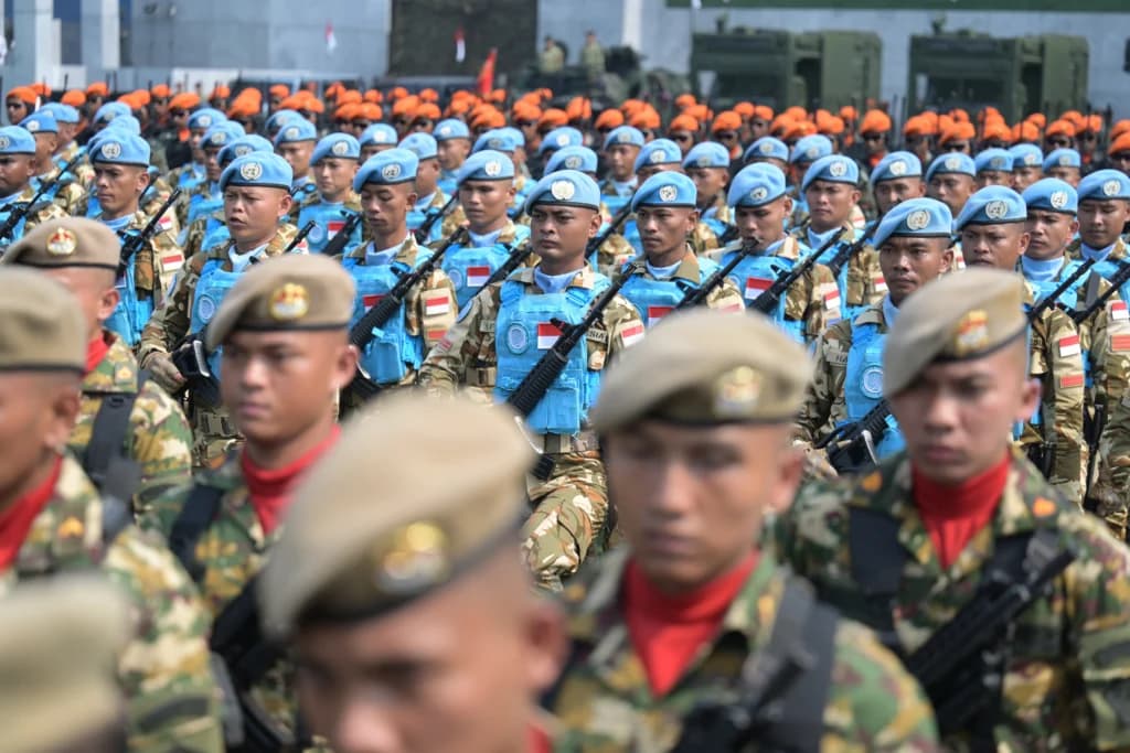 Prajurit TNI mengikuti upacara peringatan Hari Ulang Tahun (HUT) ke-81 Tentara Nasional Indonesia (TNI) di Mabes TNI Cilangkap, Jakarta Timur. (Sumber: Antara Foto/Galih Pradipta/bar) Prajurit TNI mengikuti upacara peringatan Hari Ulang Tahun (HUT) ke-81 Tentara Nasional Indonesia (TNI) di Mabes TNI Cilangkap, Jakarta Timur. (Sumber: Antara Foto/Galih Pradipta/bar)