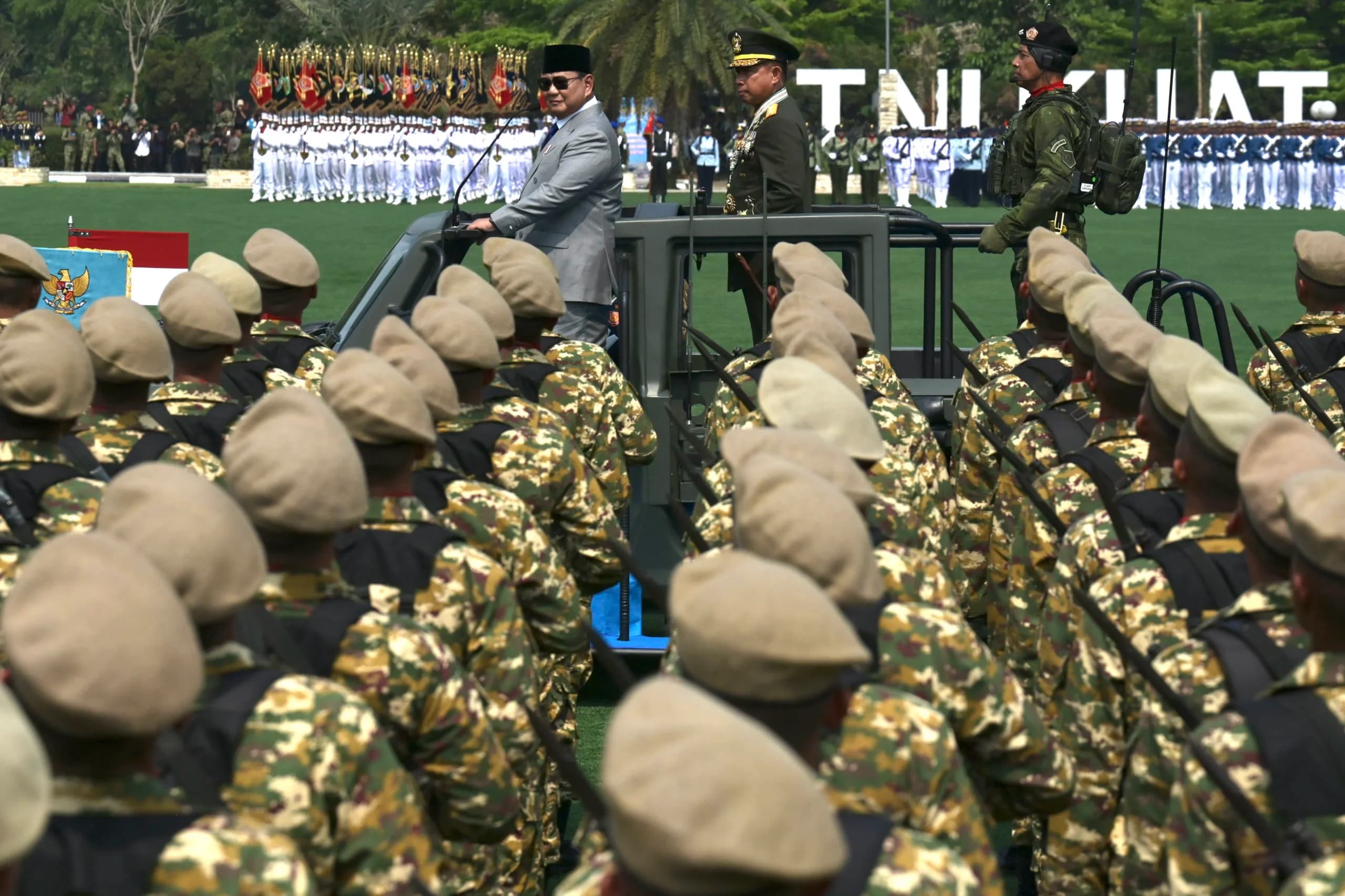 Presiden Prabowo Subianto (kiri) bersama Panglima TNI Jenderal TNI Agus Subiyanto (tengah) melakukan pengecekan pasukan saat peringatan Hari Ulang Tahun (HUT) ke-81 Tentara Nasional Indonesia (TNI) di Mabes TNI Cilangkap, Jakarta Timur. (Sumber: Antara Foto/Galih Pradipta/bar) Presiden Prabowo Subianto (kiri) bersama Panglima TNI Jenderal TNI Agus Subiyanto (tengah) melakukan pengecekan pasukan saat peringatan Hari Ulang Tahun (HUT) ke-81 Tentara Nasional Indonesia (TNI) di Mabes TNI Cilangkap, Jakarta Timur. (Sumber: Antara Foto/Galih Pradipta/bar)