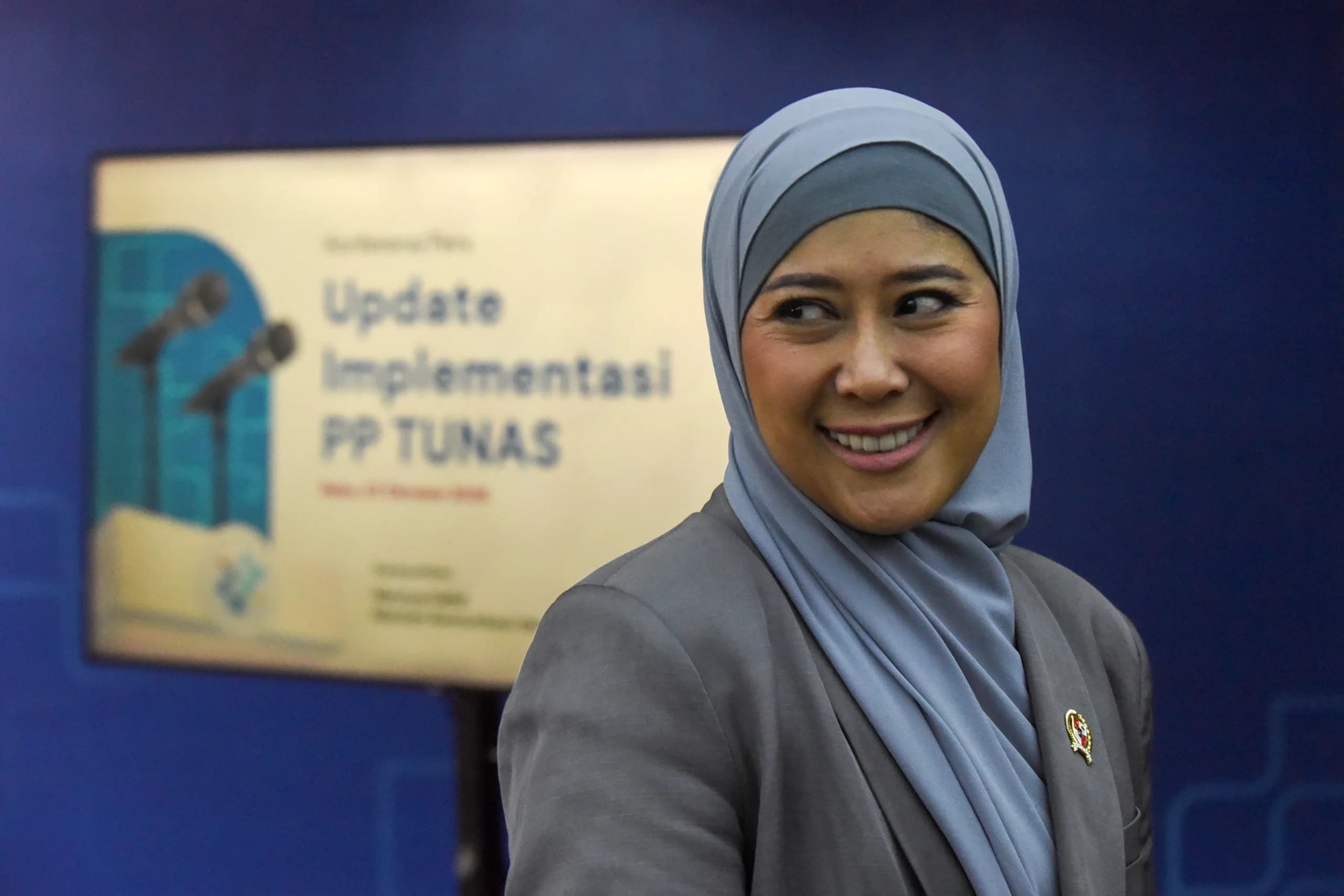 Menteri Komunikasi dan Digital (Menkomdigi) Meutya Hafid berjalan usai memberikan keterangan pers soal perkembangan implementasi PP Tunas di Kantor Kemenkomdigi, Jakarta, Rabu (7/10/2026). Menteri Komunikasi dan Digital (Menkomdigi) Meutya Hafid berjalan usai memberikan keterangan pers soal perkembangan implementasi PP Tunas di Kantor Kemenkomdigi, Jakarta, Rabu (7/10/2026).