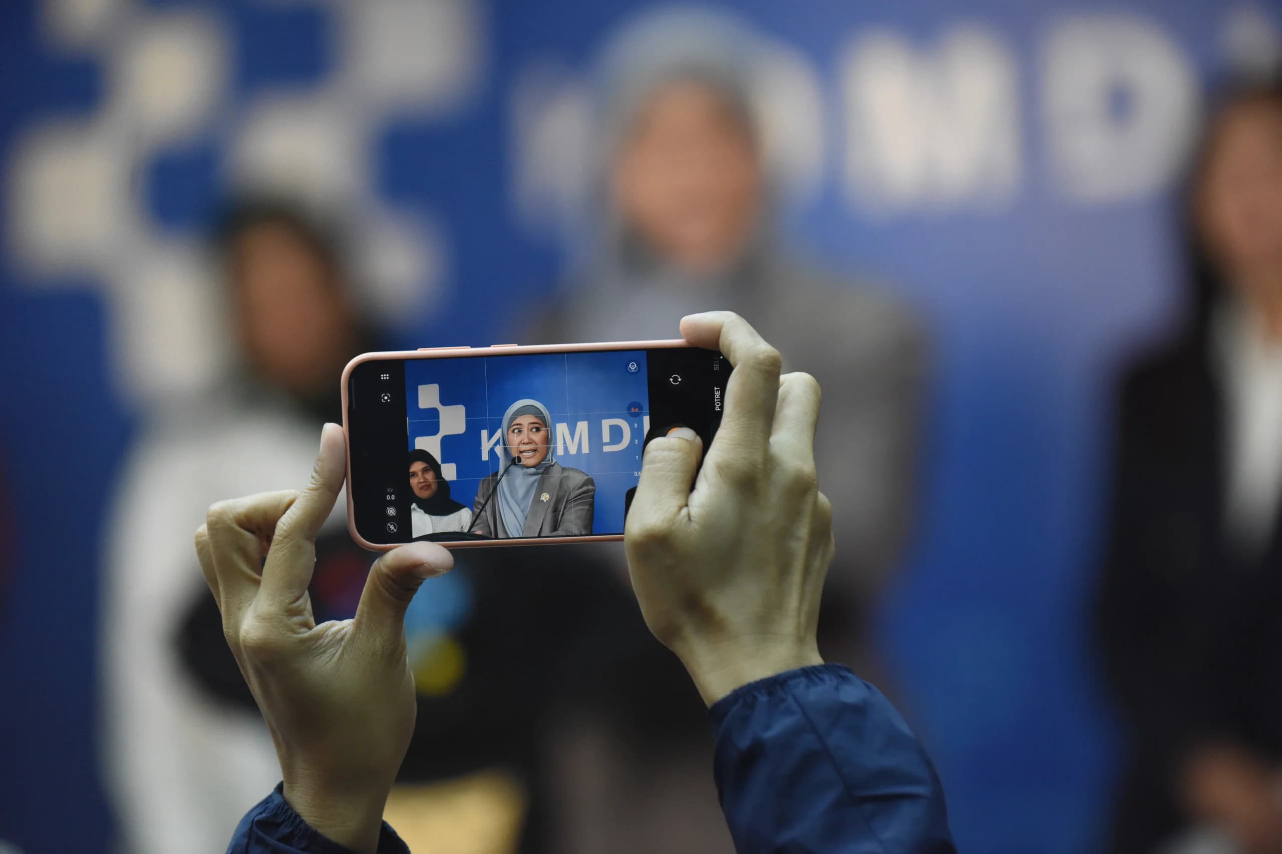 Wartawan merekam Menteri Komunikasi dan Digital (Menkomdigi) Meutya Hafid saat memberikan keterangan pers soal perkembangan implementasi PP Tunas di Kantor Kemenkomdigi, Jakarta, Rabu (7/10/2026). Wartawan merekam Menteri Komunikasi dan Digital (Menkomdigi) Meutya Hafid saat memberikan keterangan pers soal perkembangan implementasi PP Tunas di Kantor Kemenkomdigi, Jakarta, Rabu (7/10/2026).