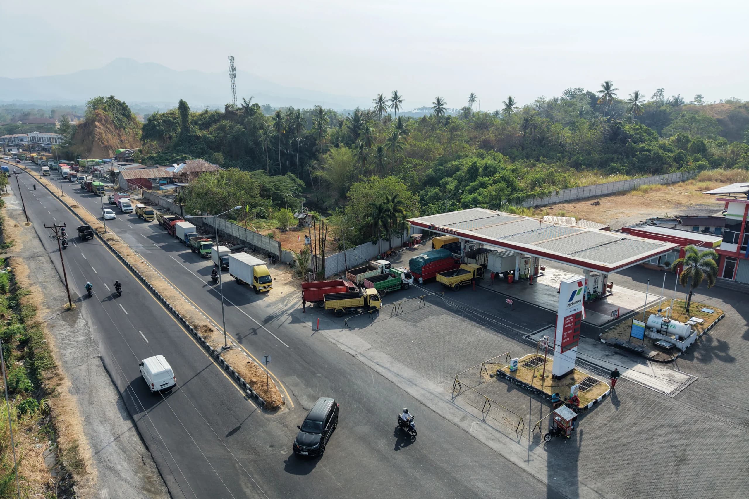 Foto udara kendaraan angkutan barang mengantre untuk mengisi BBM jenis solar bersubsidi di Stasiun Pengisian Bahan Bakar Umum (SPBU) Ring Road, Manado, Sulawesi Utara, Selasa (6/10/2026). Foto udara kendaraan angkutan barang mengantre untuk mengisi BBM jenis solar bersubsidi di Stasiun Pengisian Bahan Bakar Umum (SPBU) Ring Road, Manado, Sulawesi Utara, Selasa (6/10/2026).