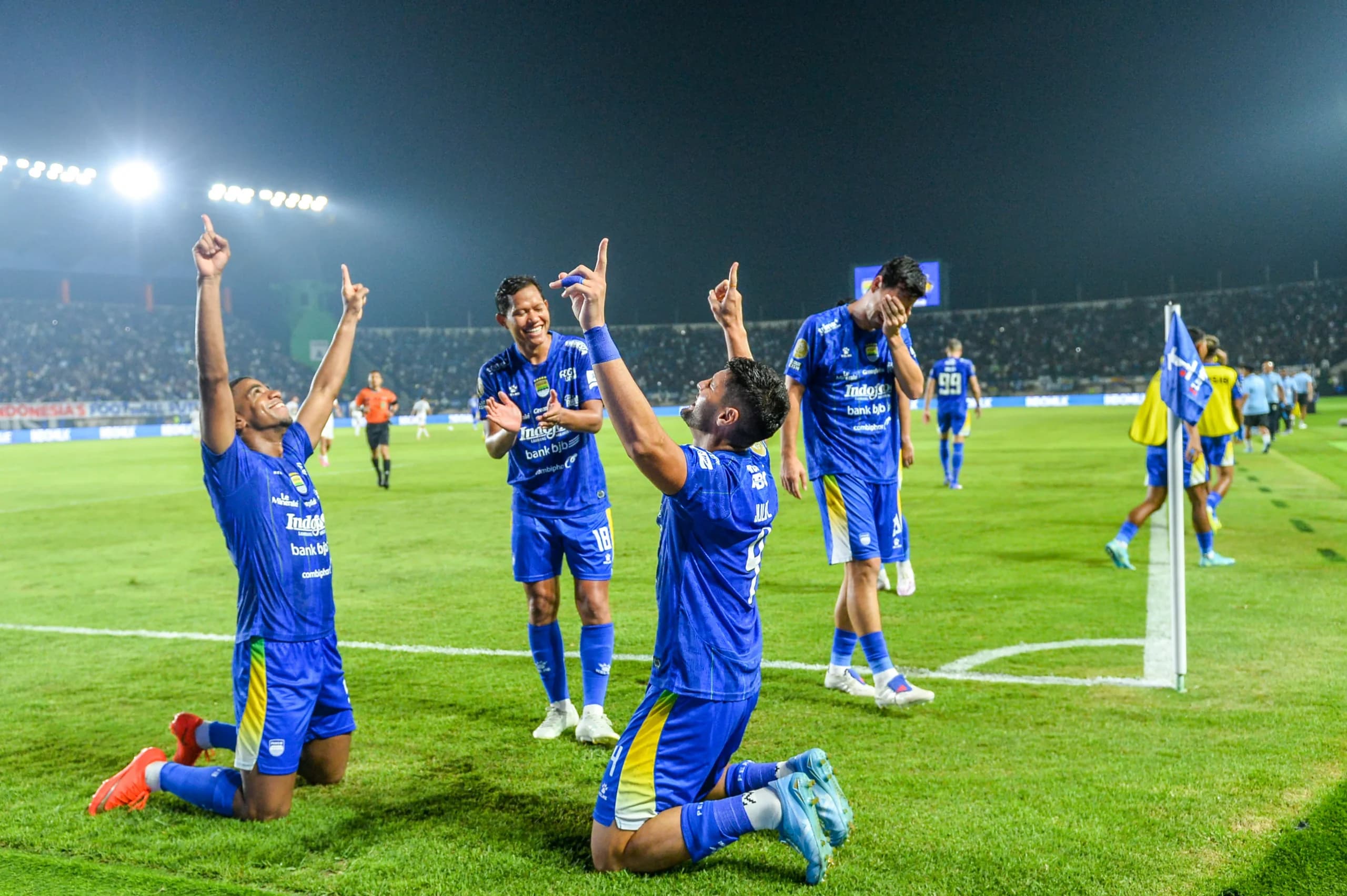 Pesepak bola Persib Bandung Julio Cesar (kanan) melakukan selebrasi bersama Uilliam Barros (kiri) seusai mencetak gol ke gawang Persik Kediri dalam laga BRI Super League di Stadion Si Jalak Harupat, Kabupaten Bandung, Jawa Barat, Minggu (18/10/2026). Pesepak bola Persib Bandung Julio Cesar (kanan) melakukan selebrasi bersama Uilliam Barros (kiri) seusai mencetak gol ke gawang Persik Kediri dalam laga BRI Super League di Stadion Si Jalak Harupat, Kabupaten Bandung, Jawa Barat, Minggu (18/10/2026).