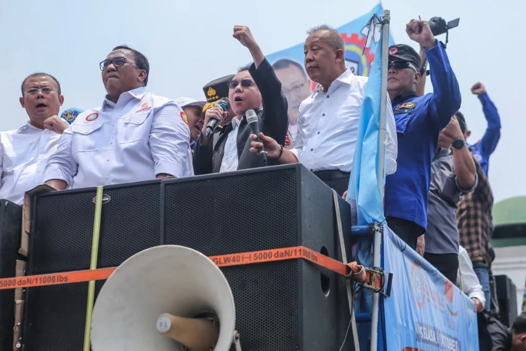 Wakil Ketua DPR Sufmi Dasco Ahmad (tengah) bersama Wakil Ketua DPR Saan Mustopa (kedua kanan), Cucun Ahmad Syamsurijal (kiri) dan Presiden Konfederasi Serikat Pekerja Seluruh Indonesia (KSPSI) Andi Gani (kedua kiri) berdialog dengan massa buruh di depan Kompleks Parlemen, Senayan, Jakarta. (Sumber: Antara Foto/Asprilla Dwi Adha/nym) Wakil Ketua DPR Sufmi Dasco Ahmad (tengah) bersama Wakil Ketua DPR Saan Mustopa (kedua kanan), Cucun Ahmad Syamsurijal (kiri) dan Presiden Konfederasi Serikat Pekerja Seluruh Indonesia (KSPSI) Andi Gani (kedua kiri) berdialog dengan massa buruh di depan Kompleks Parlemen, Senayan, Jakarta. (Sumber: Antara Foto/Asprilla Dwi Adha/nym)