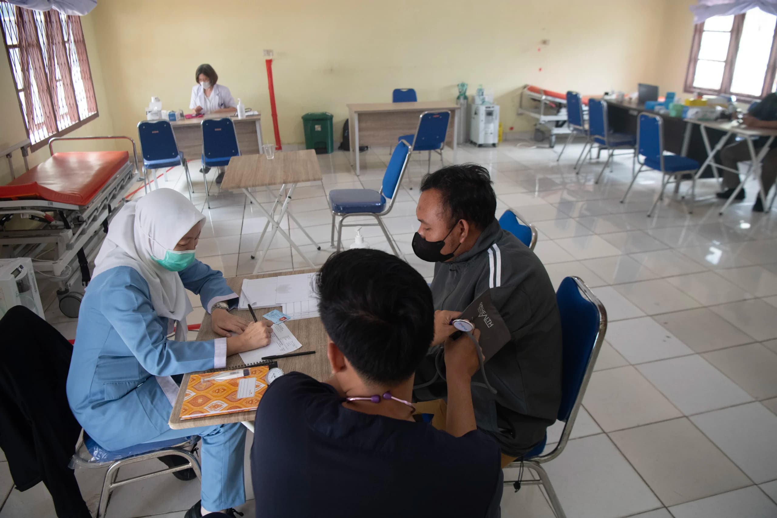 Petugas kesehatan memeriksa tekanan darah pasien yang mengalami gejala infeksi saluran pernapasan akut (ISPA) di Posko Layanan Kesehatan Gratis bagi warga terdampak kebakaran hutan dan lahan (karhutla) di Kertapati, Palembang, Sumatera Selatan Petugas kesehatan memeriksa tekanan darah pasien yang mengalami gejala infeksi saluran pernapasan akut (ISPA) di Posko Layanan Kesehatan Gratis bagi warga terdampak kebakaran hutan dan lahan (karhutla) di Kertapati, Palembang, Sumatera Selatan