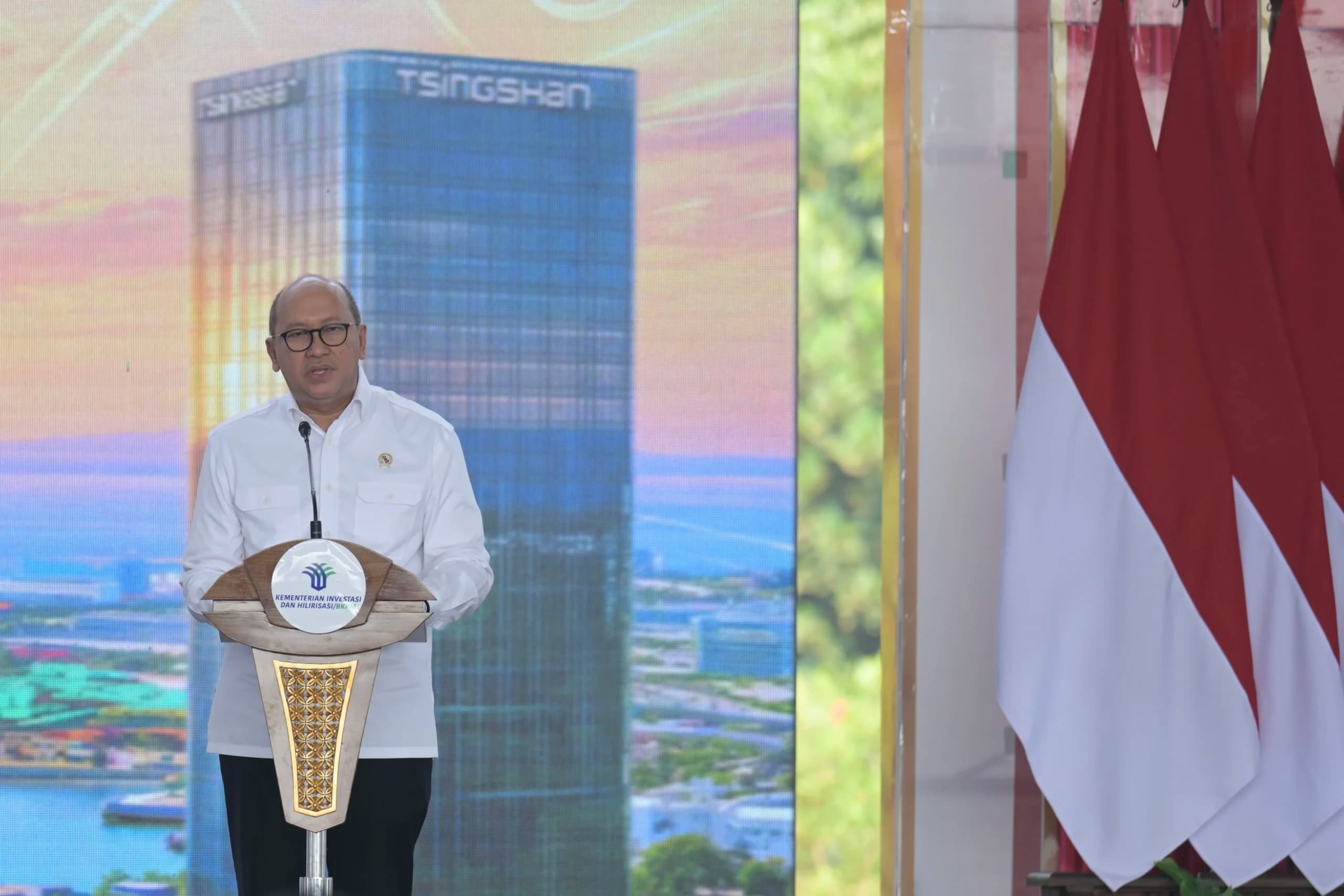 Menteri Investasi dan Hilirisasi sekaligus CEO Danantara Rosan Roeslani menyampaikan pidato sambutannya sebelum Presiden Prabowo Subianto meluncurkan sejumlah program hilirisasi di kawasan industri Weda Bay, Desa Lelilef, Weda Tengah, Halmahera Tengah, Maluku Utara, Kamis (8/10/2026). Menteri Investasi dan Hilirisasi sekaligus CEO Danantara Rosan Roeslani menyampaikan pidato sambutannya sebelum Presiden Prabowo Subianto meluncurkan sejumlah program hilirisasi di kawasan industri Weda Bay, Desa Lelilef, Weda Tengah, Halmahera Tengah, Maluku Utara, Kamis (8/10/2026).