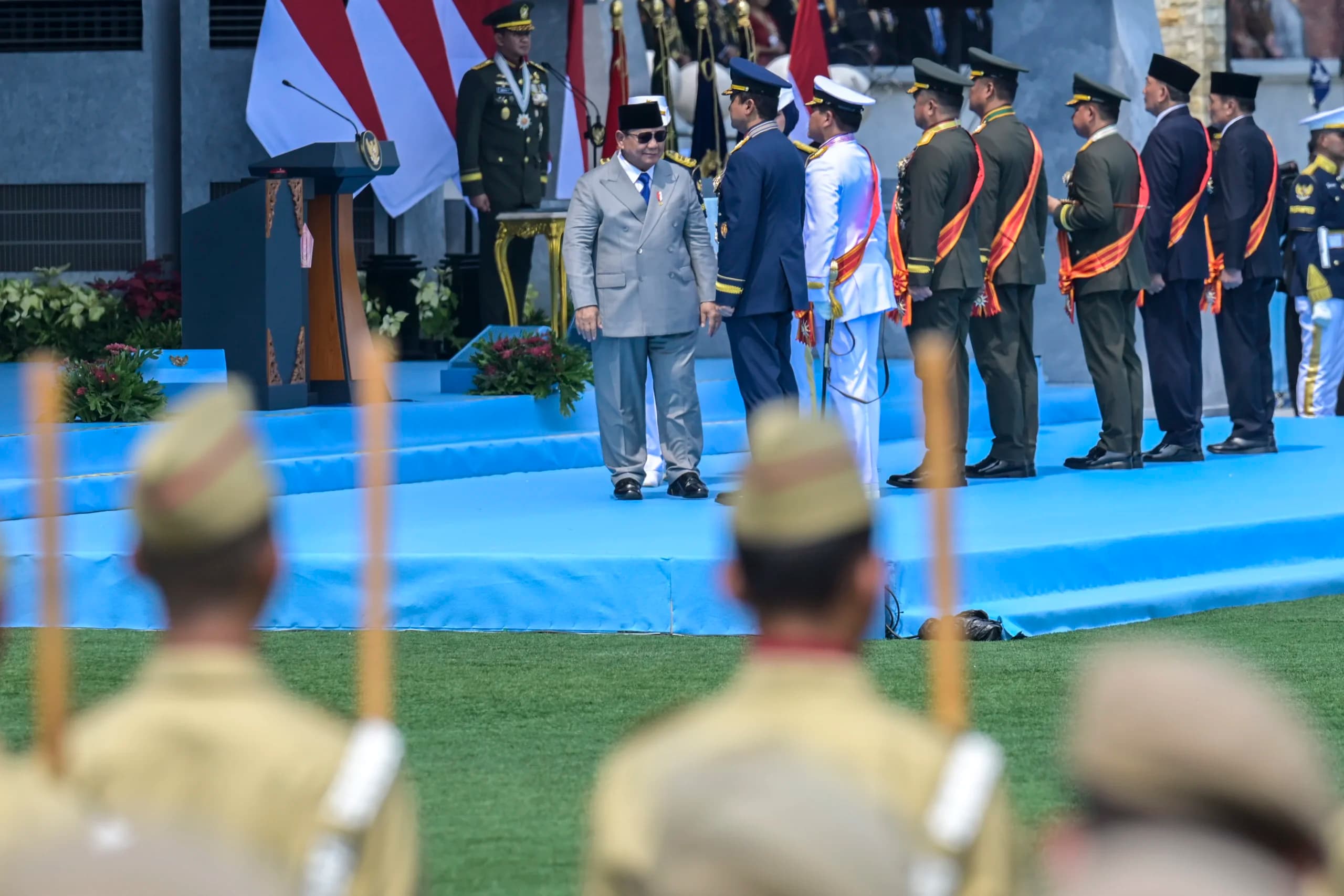 Presiden Prabowo Subianto (kiri) memberi bintang tanda kerhormatan saat peringatan Hari Ulang Tahun (HUT) ke-81 Tentara Nasional Indonesia (TNI) di Mabes TNI Cilangkap, Jakarta Timur, Senin (5/10/2026). Presiden memberi tanda kehormatan Bintang Mahaputera Adipurna kepada Mantan Menko Polkam Jenderal (Purn) Djamari Chaniago, Menhan Jenderal (Purn) Sjafrie Syamsoeddin, Panglima TNI Jenderal TNI Agus Subiyanto serta memberi tanda kehormatan Bintang Mahaputera Adipradana kepada Wakil Panglima TNI Jenderal TNI Tandyo Budi, KSAD Jenderal TNI Maruli Simanjuntak, KSAL Laksamana TNI Muhammad Ali, dan KSAU Marsekal TNI M. Tonny Harjono. ANTARA FOTO/Galih Pradipta Presiden Prabowo Subianto (kiri) memberi bintang tanda kerhormatan saat peringatan Hari Ulang Tahun (HUT) ke-81 Tentara Nasional Indonesia (TNI) di Mabes TNI Cilangkap, Jakarta Timur, Senin (5/10/2026). Presiden memberi tanda kehormatan Bintang Mahaputera Adipurna kepada Mantan Menko Polkam Jenderal (Purn) Djamari Chaniago, Menhan Jenderal (Purn) Sjafrie Syamsoeddin, Panglima TNI Jenderal TNI Agus Subiyanto serta memberi tanda kehormatan Bintang Mahaputera Adipradana kepada Wakil Panglima TNI Jenderal TNI Tandyo Budi, KSAD Jenderal TNI Maruli Simanjuntak, KSAL Laksamana TNI Muhammad Ali, dan KSAU Marsekal TNI M. Tonny Harjono. ANTARA FOTO/Galih Pradipta
