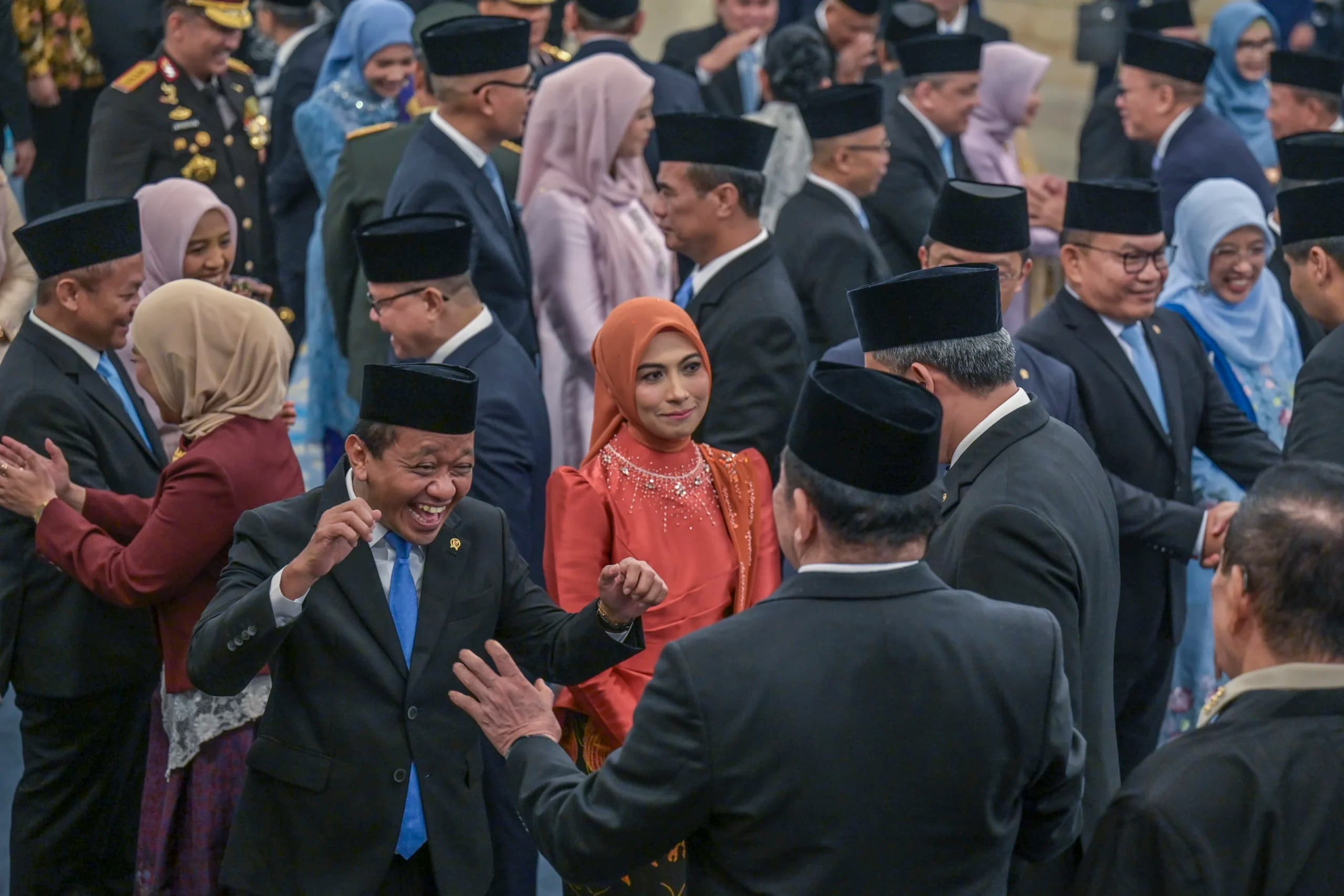 Menteri Koordinator Bidang Hilirisasi dan Transisi Energi sekaligus Menteri Energi dan Sumber Daya Mineral Bahlil Lahadalia (tengah) berbincang dengan Kepala Kejaksaan Agung (Kejagung) ST Burhanuddin usai pelantikan di Istana Negara, Jakarta, Kamis (1/10/2026). Menteri Koordinator Bidang Hilirisasi dan Transisi Energi sekaligus Menteri Energi dan Sumber Daya Mineral Bahlil Lahadalia (tengah) berbincang dengan Kepala Kejaksaan Agung (Kejagung) ST Burhanuddin usai pelantikan di Istana Negara, Jakarta, Kamis (1/10/2026).