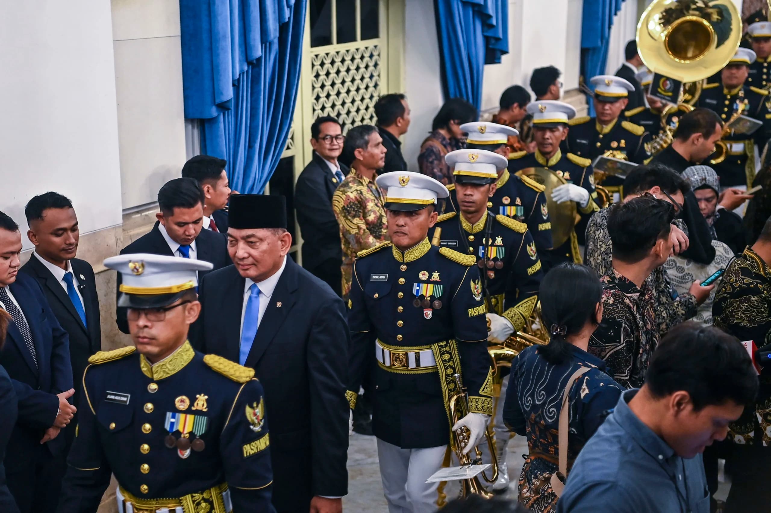 Menteri Pertahanan Sjafrie Sjamsoeddin (kedua kiri) meninggalkan ruangan usai mengikuti pelantikan Menteri, Wamen dan Kepala Lembaga Kabinet Merah Putih di Istana Negara, Jakarta, Kamis (1/10/2026). Menteri Pertahanan Sjafrie Sjamsoeddin (kedua kiri) meninggalkan ruangan usai mengikuti pelantikan Menteri, Wamen dan Kepala Lembaga Kabinet Merah Putih di Istana Negara, Jakarta, Kamis (1/10/2026).