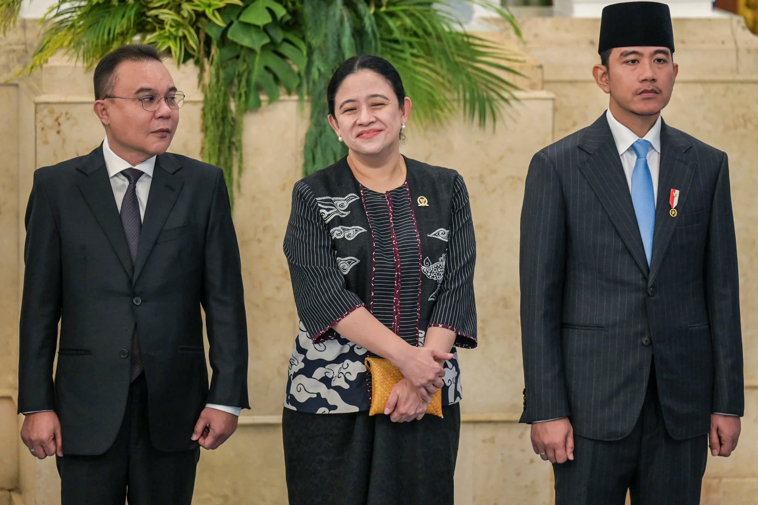 Wakil Presiden Gibran Rakabuming Raka (kanan), bersama Ketua DPR Puan Maharani (tengah), dan Wakil Ketua DPR Sufmi Dasco Ahmad (kiri) mengikuti pelantikan Menteri, Wamen dan Kepala Lembaga Kabinet Merah Putih di Istana Negara, Jakarta, Kamis (1/10/2026). Wakil Presiden Gibran Rakabuming Raka (kanan), bersama Ketua DPR Puan Maharani (tengah), dan Wakil Ketua DPR Sufmi Dasco Ahmad (kiri) mengikuti pelantikan Menteri, Wamen dan Kepala Lembaga Kabinet Merah Putih di Istana Negara, Jakarta, Kamis (1/10/2026).