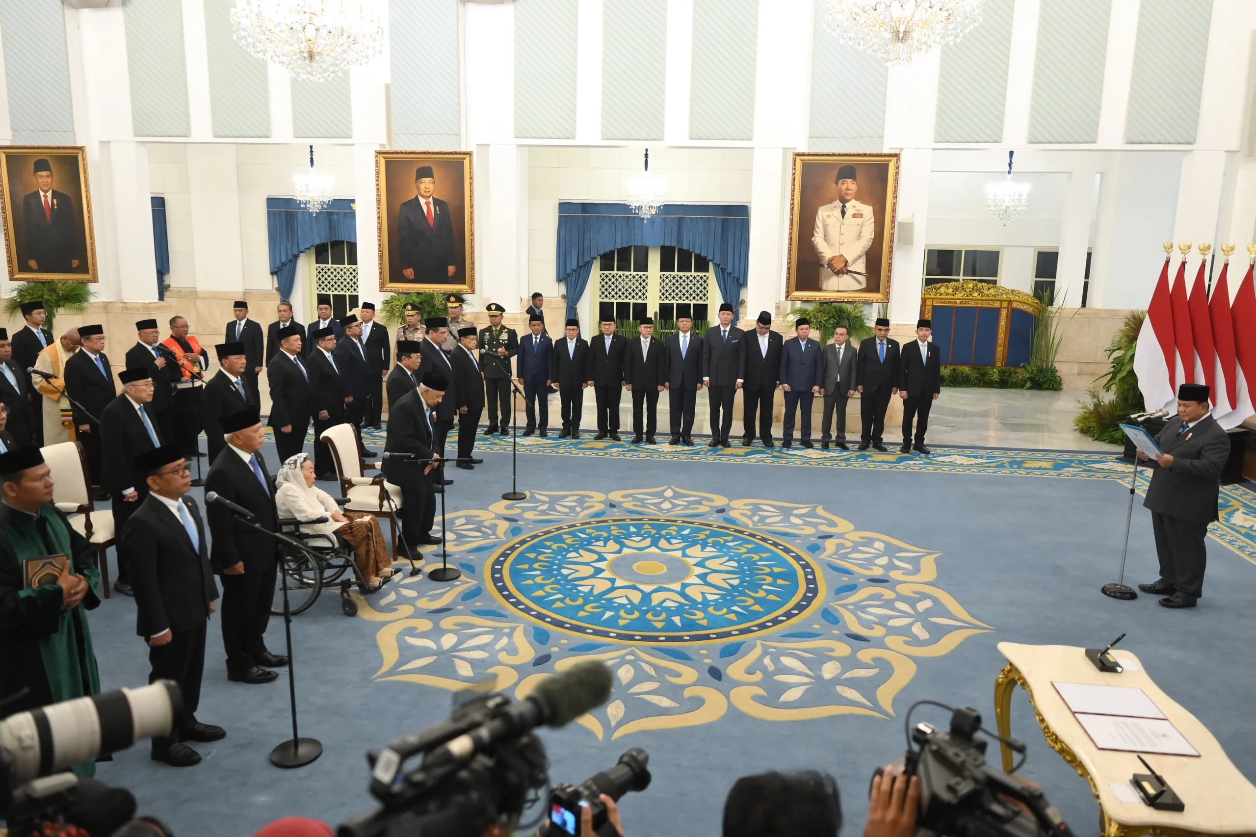 Presiden Prabowo Subianto (kanan) memimpin pelantikan Dewan Pertimbangan Presiden (Wantimpres) di Istana Negara, Jakarta, Jumat (2/10/2026). Presiden Prabowo Subianto (kanan) memimpin pelantikan Dewan Pertimbangan Presiden (Wantimpres) di Istana Negara, Jakarta, Jumat (2/10/2026).