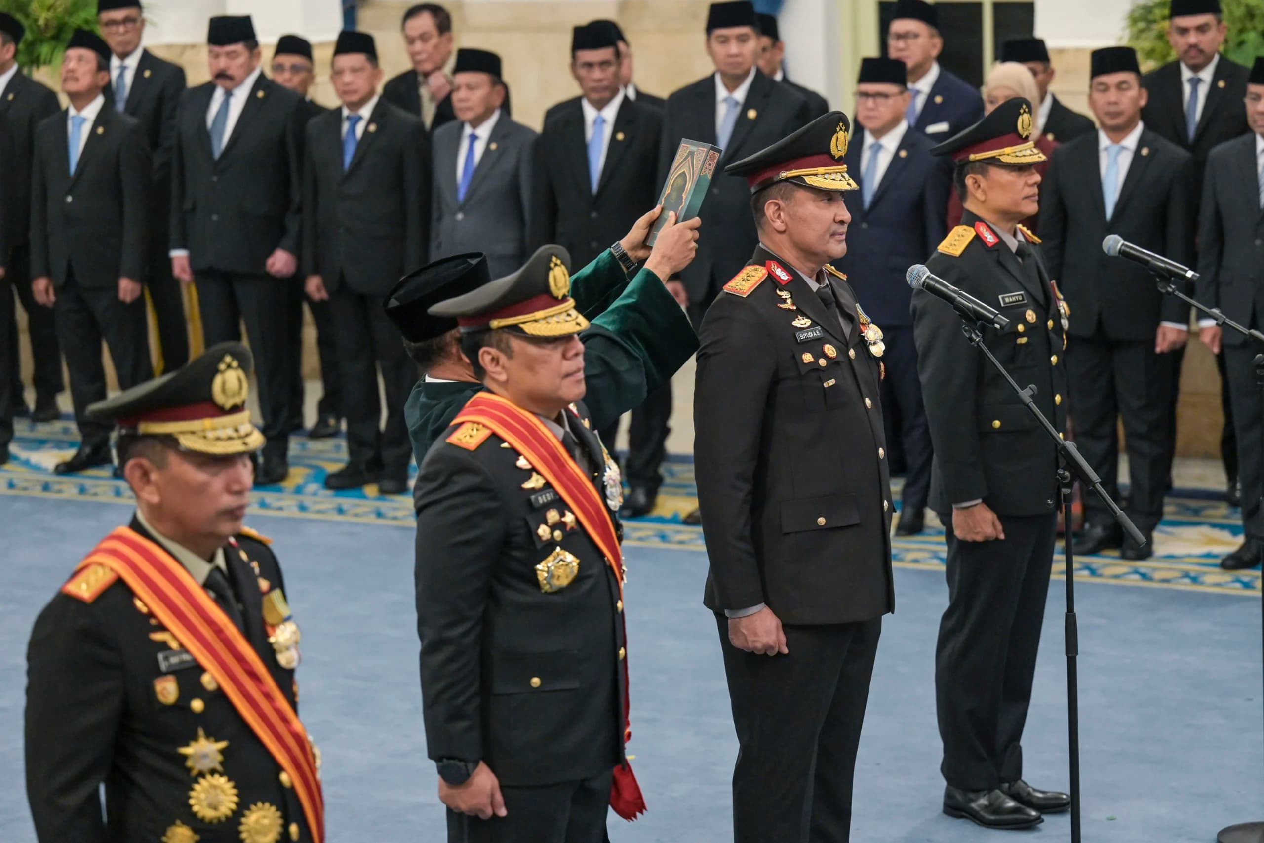 Pejabat baru Kapolri Jenderal Pol. Suyudi Ario Seto (kedua kanan) bersama pejabat baru Wakapolri Komjen Pol. Wahyu Hadiningrat (kanan) dan pejabat lama Kapolri Jenderal Listyo Sigit Prabowo (kiri) bersama pejabat lama Wakapolri Komjen Pol. Dedi Prasetyo (kedua kiri) mengikuti pelantikan Kapolri dan Wakapolri di Istana Negara, Jakarta, Kamis (1/10/2026). Pejabat baru Kapolri Jenderal Pol. Suyudi Ario Seto (kedua kanan) bersama pejabat baru Wakapolri Komjen Pol. Wahyu Hadiningrat (kanan) dan pejabat lama Kapolri Jenderal Listyo Sigit Prabowo (kiri) bersama pejabat lama Wakapolri Komjen Pol. Dedi Prasetyo (kedua kiri) mengikuti pelantikan Kapolri dan Wakapolri di Istana Negara, Jakarta, Kamis (1/10/2026).
