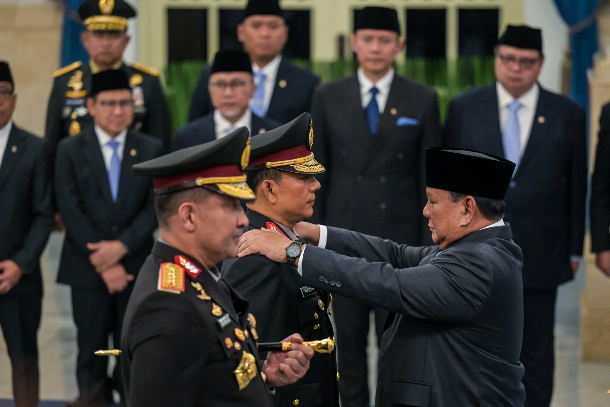 Presiden Prabowo Subianto (kanan) melantik Kapolri Jenderal Pol. Suyudi Ario Seto (kiri) bersama Wakapolri Komjen Pol. Wahyu Hadiningrat (kedua kiri) di Istana Negara, Jakarta, Kamis (1/10/2026). Presiden Prabowo Subianto melantik Jenderal Pol. Suyudi Ario Seto menjadi Kepala Kepolisian Negara Republik Indonesia (Kapolri) menggantikan Jenderal Listyo Sigit Prabowo dan melantik Komjen Pol Wahyu Hadiningrat sebagai Wakil Kepala Polri (Wakapolri) menggantikan Komjen Pol. Dedi Prasetyo. ANTARA FOTO/Galih Pradipta Presiden Prabowo Subianto (kanan) melantik Kapolri Jenderal Pol. Suyudi Ario Seto (kiri) bersama Wakapolri Komjen Pol. Wahyu Hadiningrat (kedua kiri) di Istana Negara, Jakarta, Kamis (1/10/2026). Presiden Prabowo Subianto melantik Jenderal Pol. Suyudi Ario Seto menjadi Kepala Kepolisian Negara Republik Indonesia (Kapolri) menggantikan Jenderal Listyo Sigit Prabowo dan melantik Komjen Pol Wahyu Hadiningrat sebagai Wakil Kepala Polri (Wakapolri) menggantikan Komjen Pol. Dedi Prasetyo. ANTARA FOTO/Galih Pradipta