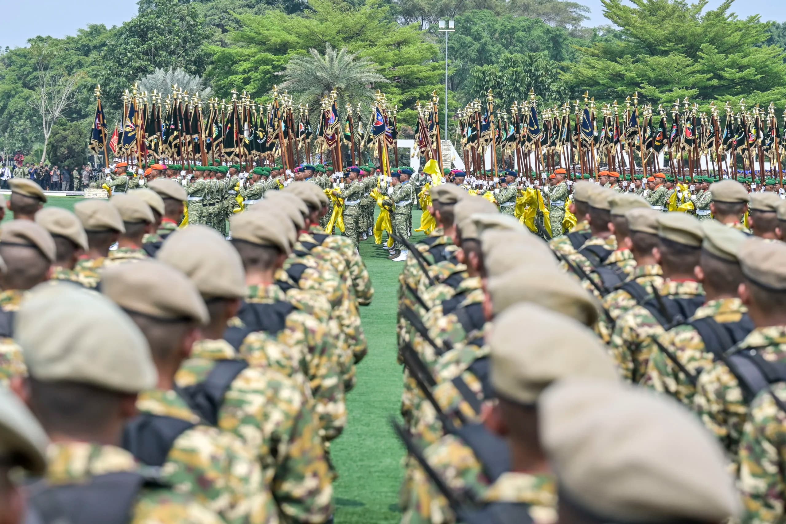 Prajurit TNI membawa panji-panji satuan baru TNI saat peringatan Hari Ulang Tahun (HUT) ke-81 Tentara Nasional Indonesia (TNI) di Mabes TNI Cilangkap, Jakarta Timur, Senin (5/10/2026). Prajurit TNI membawa panji-panji satuan baru TNI saat peringatan Hari Ulang Tahun (HUT) ke-81 Tentara Nasional Indonesia (TNI) di Mabes TNI Cilangkap, Jakarta Timur, Senin (5/10/2026).