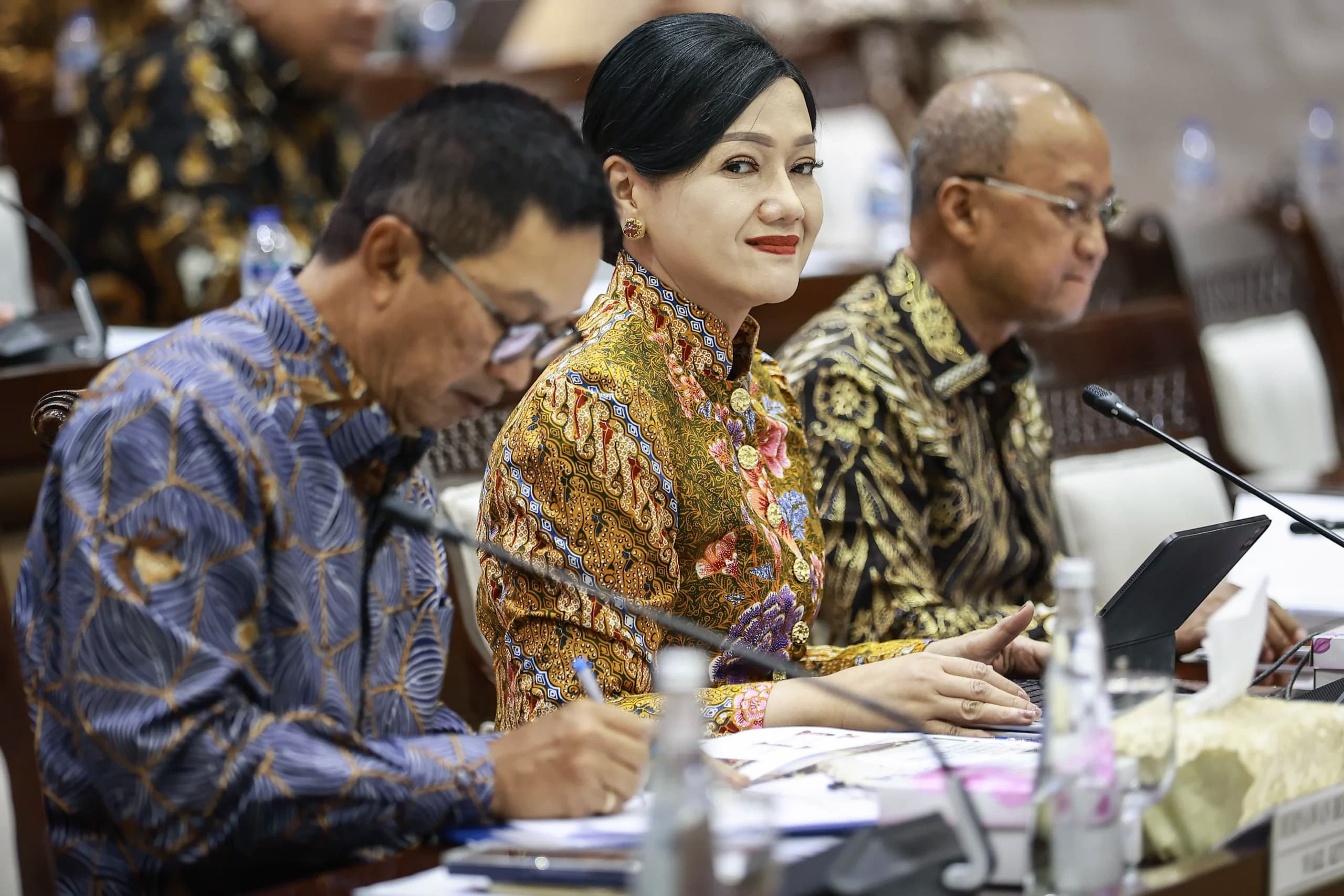 Ketua Dewan Komisioner OJK Friderica Widyasari Dewi (tengah) didampingi Wakil Ketua Dewan Komisioner OJK Hernawan Bekti Sasongko (kiri) dan Kepala Eksekutif Pengawas Bursa Mineral dan Komoditas Strategis merangkap Anggota Dewan Komisioner OJK Sarjito (kanan) mengikuti rapat kerja dengan Komisi XI DPR di Kompleks Parlemen, Senayan, Jakarta, Selasa (15/9/2026). Ketua Dewan Komisioner OJK Friderica Widyasari Dewi (tengah) didampingi Wakil Ketua Dewan Komisioner OJK Hernawan Bekti Sasongko (kiri) dan Kepala Eksekutif Pengawas Bursa Mineral dan Komoditas Strategis merangkap Anggota Dewan Komisioner OJK Sarjito (kanan) mengikuti rapat kerja dengan Komisi XI DPR di Kompleks Parlemen, Senayan, Jakarta, Selasa (15/9/2026).