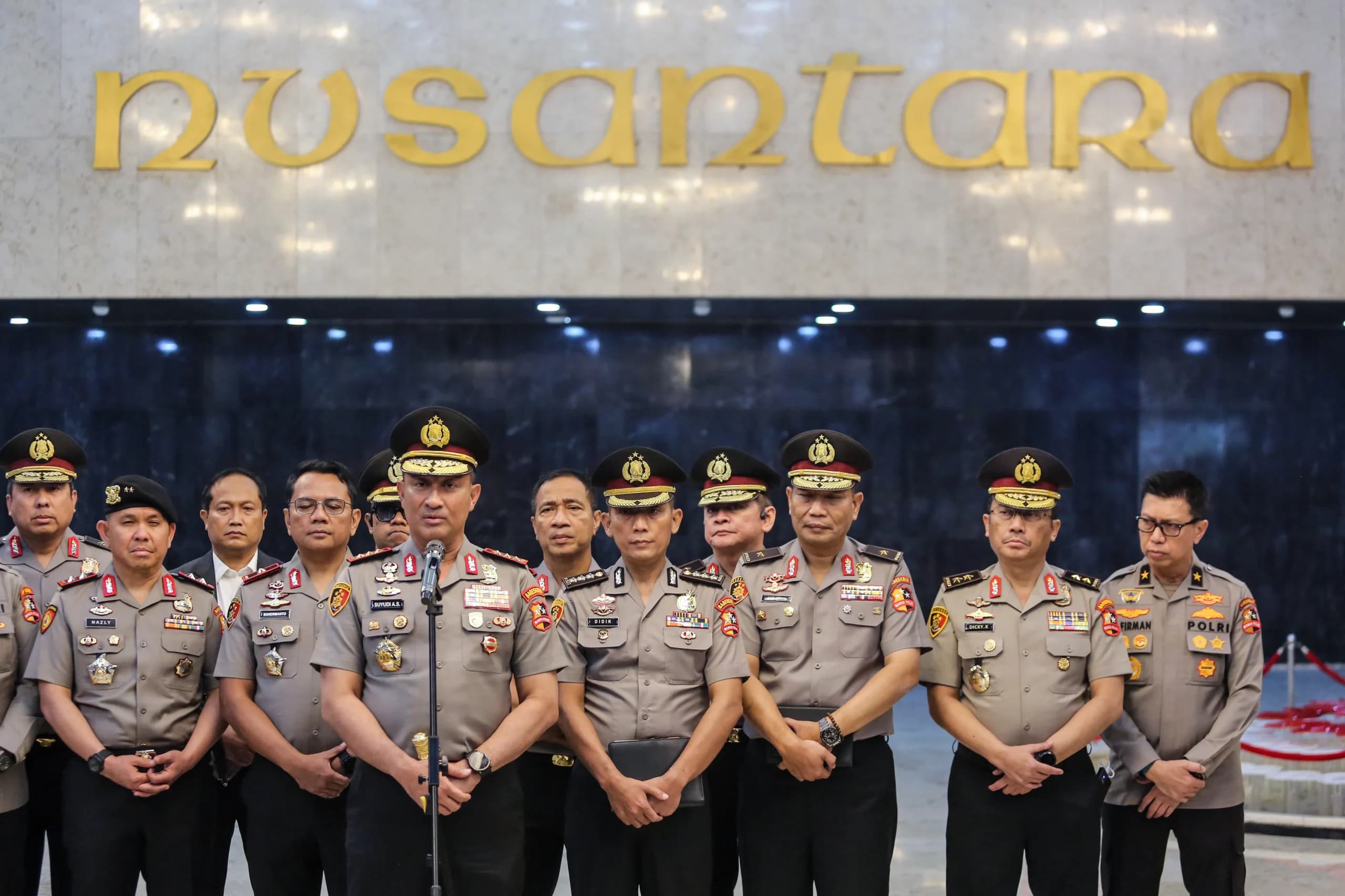 Calon Kepala Kepolisian Negara Republik Indonesia (Kapolri) Komisaris Jenderal Polisi Suyudi Ario Seto (kelima kiri) menyampaikan keterangan pers usai mengikuti Rapat Paripurna Ke-8 DPR Masa Persidangan I Tahun Sidang 2026-2027 di Kompleks Parlemen, Senayan, Jakarta, Kamis (1/10/2026). Calon Kepala Kepolisian Negara Republik Indonesia (Kapolri) Komisaris Jenderal Polisi Suyudi Ario Seto (kelima kiri) menyampaikan keterangan pers usai mengikuti Rapat Paripurna Ke-8 DPR Masa Persidangan I Tahun Sidang 2026-2027 di Kompleks Parlemen, Senayan, Jakarta, Kamis (1/10/2026).