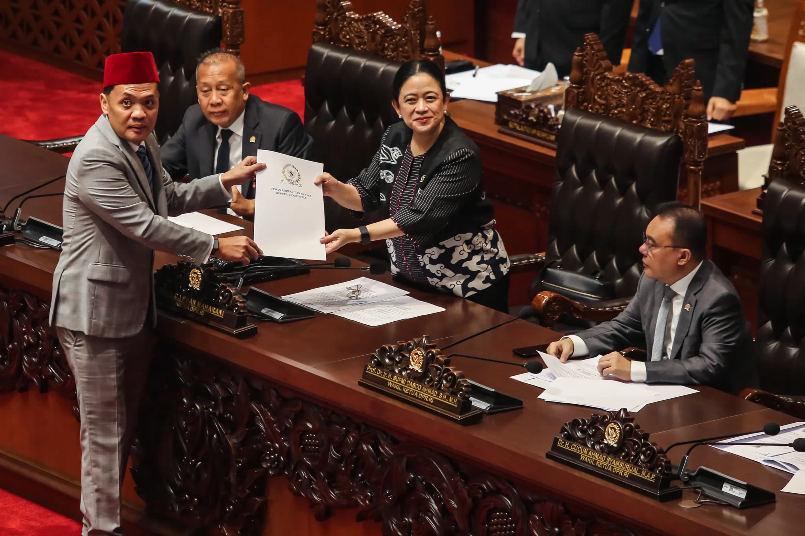 Ketua DPR Puan Maharani (kedua kanan) menerima hasil Uji Kelayakan dan Kepatutan Calon Kapolri dari Ketua Komisi III DPR Habiburokhman (kiri) saat Rapat Paripurna Ke-8 DPR Masa Persidangan I Tahun Sidang 2026-2027 di Kompleks Parlemen, Senayan, Jakarta Ketua DPR Puan Maharani (kedua kanan) menerima hasil Uji Kelayakan dan Kepatutan Calon Kapolri dari Ketua Komisi III DPR Habiburokhman (kiri) saat Rapat Paripurna Ke-8 DPR Masa Persidangan I Tahun Sidang 2026-2027 di Kompleks Parlemen, Senayan, Jakarta