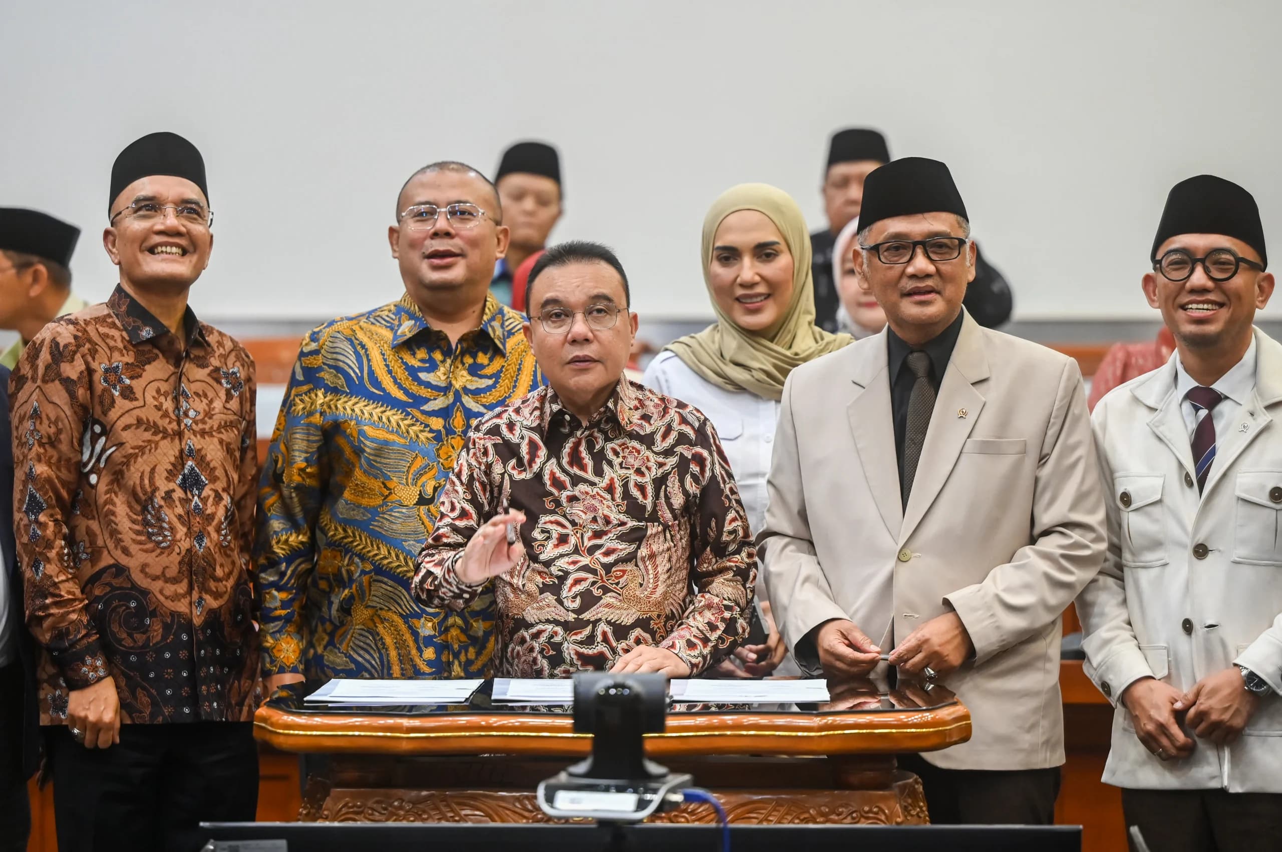 Menteri Haji dan Umrah Mochamad Irfan Yusuf (kedua kanan) berfoto bersama Wakil Menteri Haji dan Umrah Dahnil Anzar Simanjuntak (kanan), Wakil Ketua DPR Sufmi Dasco Ahmad (ketiga kiri), Cucun Ahmad Syamsurijal (kedua kiri), Sari Yuliati (ketiga kanan) dan Ketua Komisi VIII DPR Marwan Dasopang (kiri) usai mengikuti rapat penetapan Biaya Penyelenggaraan Ibadah Haji (BPIH) 1448 Hijriah/2027 Masehi di Kompleks Parlemen, Senayan, Jakarta, Rabu (7/10/2026). Menteri Haji dan Umrah Mochamad Irfan Yusuf (kedua kanan) berfoto bersama Wakil Menteri Haji dan Umrah Dahnil Anzar Simanjuntak (kanan), Wakil Ketua DPR Sufmi Dasco Ahmad (ketiga kiri), Cucun Ahmad Syamsurijal (kedua kiri), Sari Yuliati (ketiga kanan) dan Ketua Komisi VIII DPR Marwan Dasopang (kiri) usai mengikuti rapat penetapan Biaya Penyelenggaraan Ibadah Haji (BPIH) 1448 Hijriah/2027 Masehi di Kompleks Parlemen, Senayan, Jakarta, Rabu (7/10/2026).