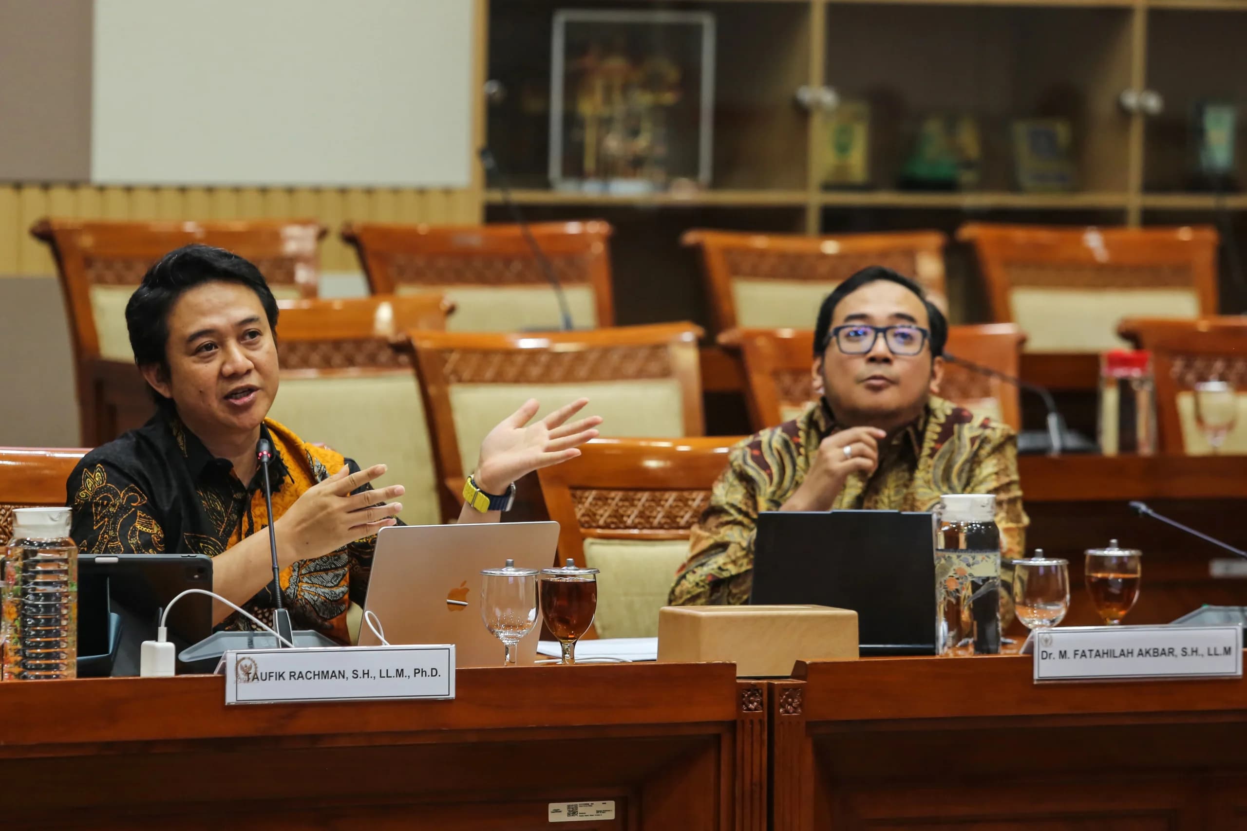Akademisi Fakultas Hukum Universitas Airlangga Taufik Rahman (kiri) bersama akademisi Fakultas Hukum UGM Fatahilah Akbar (kanan) menyampaikan paparan saat Rapat Dengar Pendapat Umum (RDPU) dengan Komisi III DPR di Kompleks Parlemen, Senayan, Jakarta, Senin (5/10/2026). Akademisi Fakultas Hukum Universitas Airlangga Taufik Rahman (kiri) bersama akademisi Fakultas Hukum UGM Fatahilah Akbar (kanan) menyampaikan paparan saat Rapat Dengar Pendapat Umum (RDPU) dengan Komisi III DPR di Kompleks Parlemen, Senayan, Jakarta, Senin (5/10/2026).