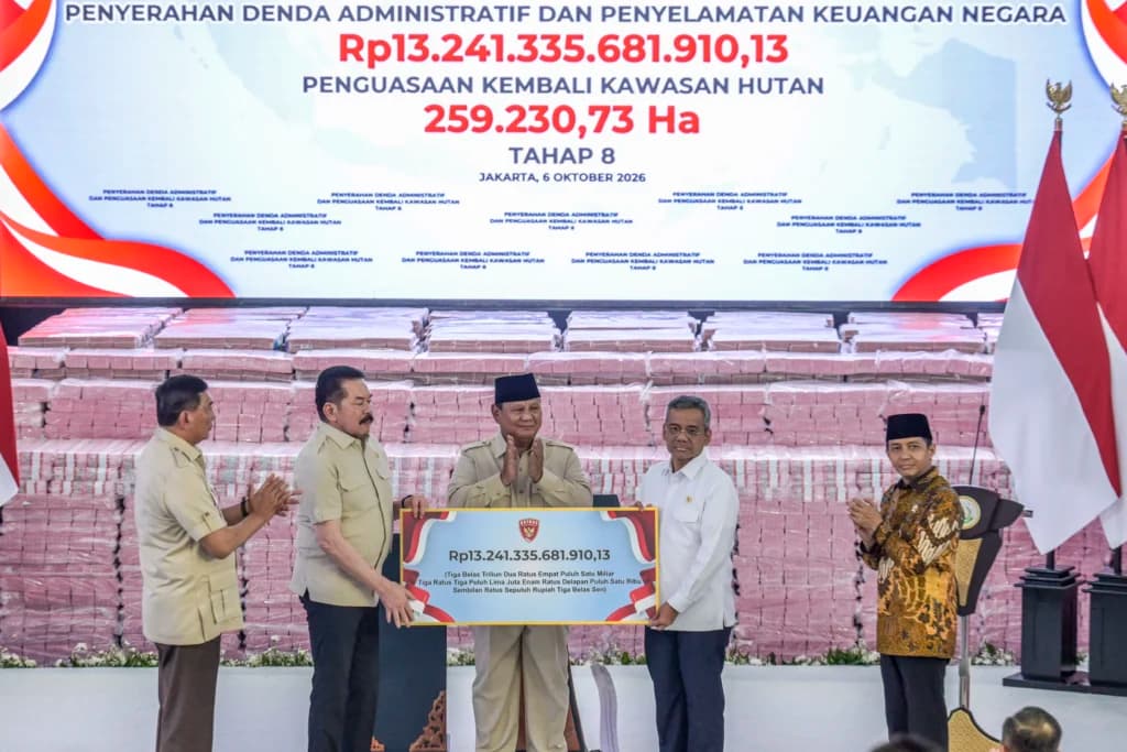 Presiden Prabowo Subianto (tengah) menyaksikan Jaksa Agung ST Burhanuddin (kedua kiri) menyerahkan secara simbolis uang hasil penagihan denda administratif kepada Menteri Keuangan Suahasil Nazara (kedua kanan) didampingi Menteri Pertahanan Sjafrie Sjamsoeddin (kiri) dan Menteri Kehutanan Raja Juli Antoni (kanan) saat kegiatan penyerahan denda administratif dan lahan kawasan hutan di Kejaksaan Agung, Jakarta, Selasa (6/10/2026). Presiden Prabowo Subianto (tengah) menyaksikan Jaksa Agung ST Burhanuddin (kedua kiri) menyerahkan secara simbolis uang hasil penagihan denda administratif kepada Menteri Keuangan Suahasil Nazara (kedua kanan) didampingi Menteri Pertahanan Sjafrie Sjamsoeddin (kiri) dan Menteri Kehutanan Raja Juli Antoni (kanan) saat kegiatan penyerahan denda administratif dan lahan kawasan hutan di Kejaksaan Agung, Jakarta, Selasa (6/10/2026).