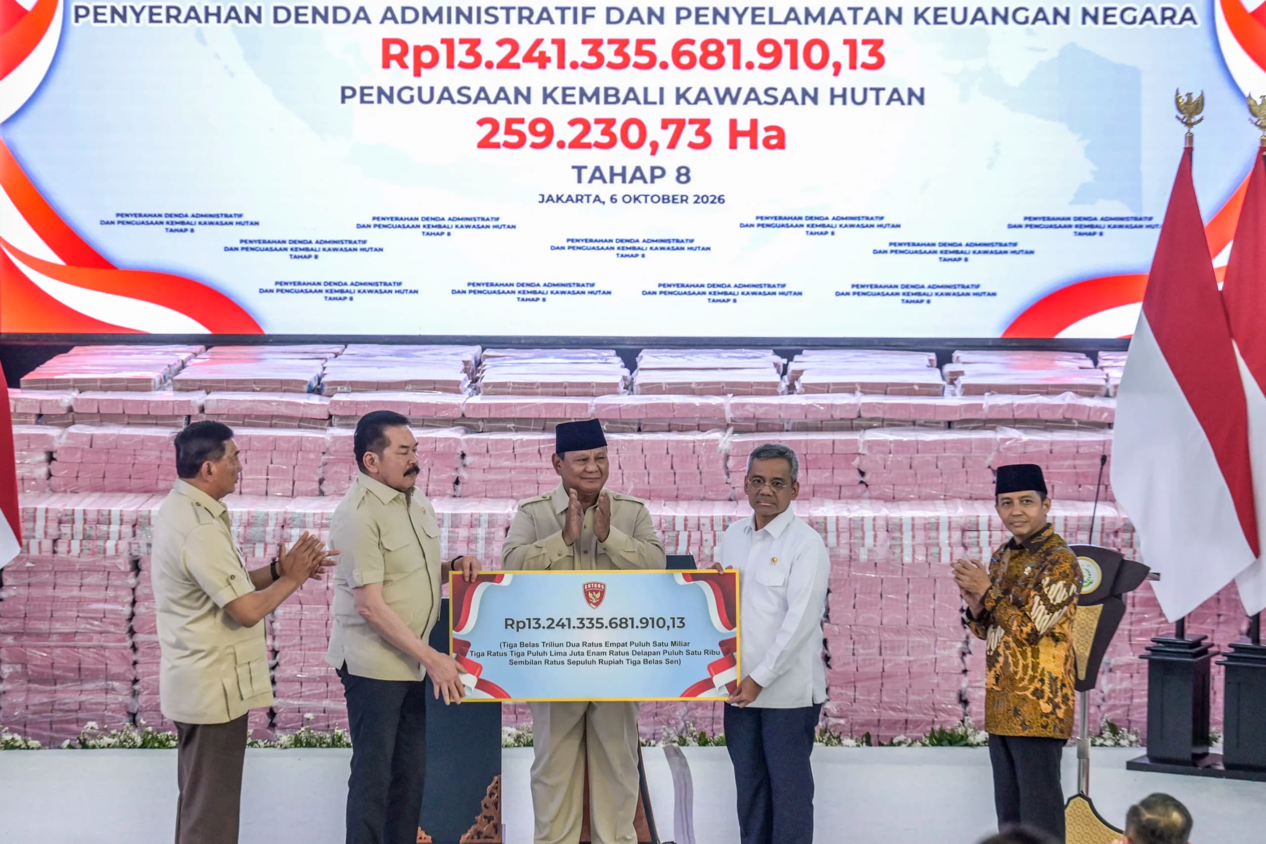 Presiden Prabowo Subianto (tengah) menyaksikan Jaksa Agung ST Burhanuddin (kedua kiri) menyerahkan secara simbolis uang hasil penagihan denda administratif kepada Menteri Keuangan Suahasil Nazara (kedua kanan) didampingi Menteri Pertahanan Sjafrie Sjamsoeddin (kiri) dan Menteri Kehutanan Raja Juli Antoni (kanan) saat kegiatan penyerahan denda administratif dan lahan kawasan hutan di Kejaksaan Agung, Jakarta, Selasa (6/10/2026). Presiden Prabowo Subianto (tengah) menyaksikan Jaksa Agung ST Burhanuddin (kedua kiri) menyerahkan secara simbolis uang hasil penagihan denda administratif kepada Menteri Keuangan Suahasil Nazara (kedua kanan) didampingi Menteri Pertahanan Sjafrie Sjamsoeddin (kiri) dan Menteri Kehutanan Raja Juli Antoni (kanan) saat kegiatan penyerahan denda administratif dan lahan kawasan hutan di Kejaksaan Agung, Jakarta, Selasa (6/10/2026).