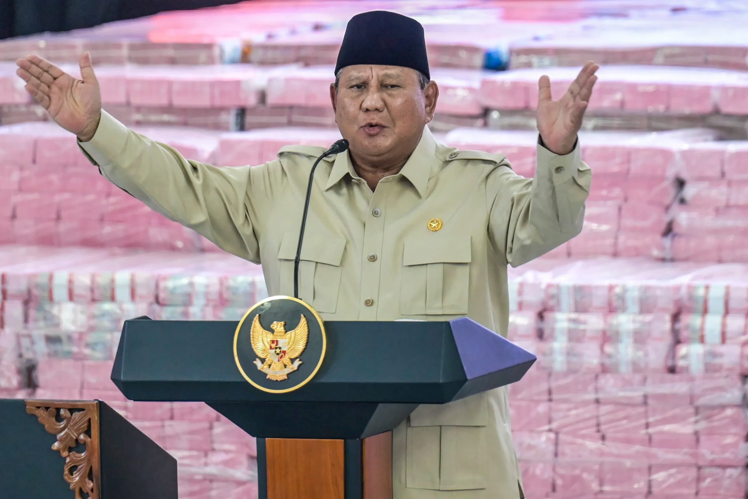 Presiden Prabowo Subianto memberi sambutan saat kegiatan penyerahan denda administratif dan lahan kawasan hutan di Kejaksaan Agung, Jakarta, Selasa (6/10/2026). Presiden Prabowo Subianto memberi sambutan saat kegiatan penyerahan denda administratif dan lahan kawasan hutan di Kejaksaan Agung, Jakarta, Selasa (6/10/2026).