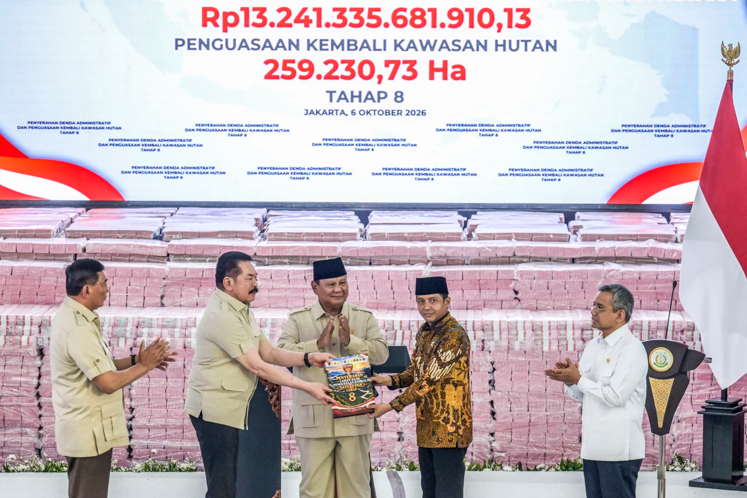 Presiden Prabowo Subianto (tengah) menyaksikan Jaksa Agung ST Burhanuddin (kedua kiri) menyerahkan secara simbolis tanah yang dikuasi kembali oleh negara kepada Menteri Kehutanan Raja Juli Antoni (kedua kanan) didampingi Menteri Pertahanan Sjafrie Sjamsoeddin (kiri) dan Menteri Keuangan Suahasil Nazara (kanan) saat kegiatan penyerahan denda administratif dan lahan kawasan hutan di Kejaksaan Agung, Jakarta, Selasa (6/10/2026). Presiden Prabowo Subianto (tengah) menyaksikan Jaksa Agung ST Burhanuddin (kedua kiri) menyerahkan secara simbolis tanah yang dikuasi kembali oleh negara kepada Menteri Kehutanan Raja Juli Antoni (kedua kanan) didampingi Menteri Pertahanan Sjafrie Sjamsoeddin (kiri) dan Menteri Keuangan Suahasil Nazara (kanan) saat kegiatan penyerahan denda administratif dan lahan kawasan hutan di Kejaksaan Agung, Jakarta, Selasa (6/10/2026).