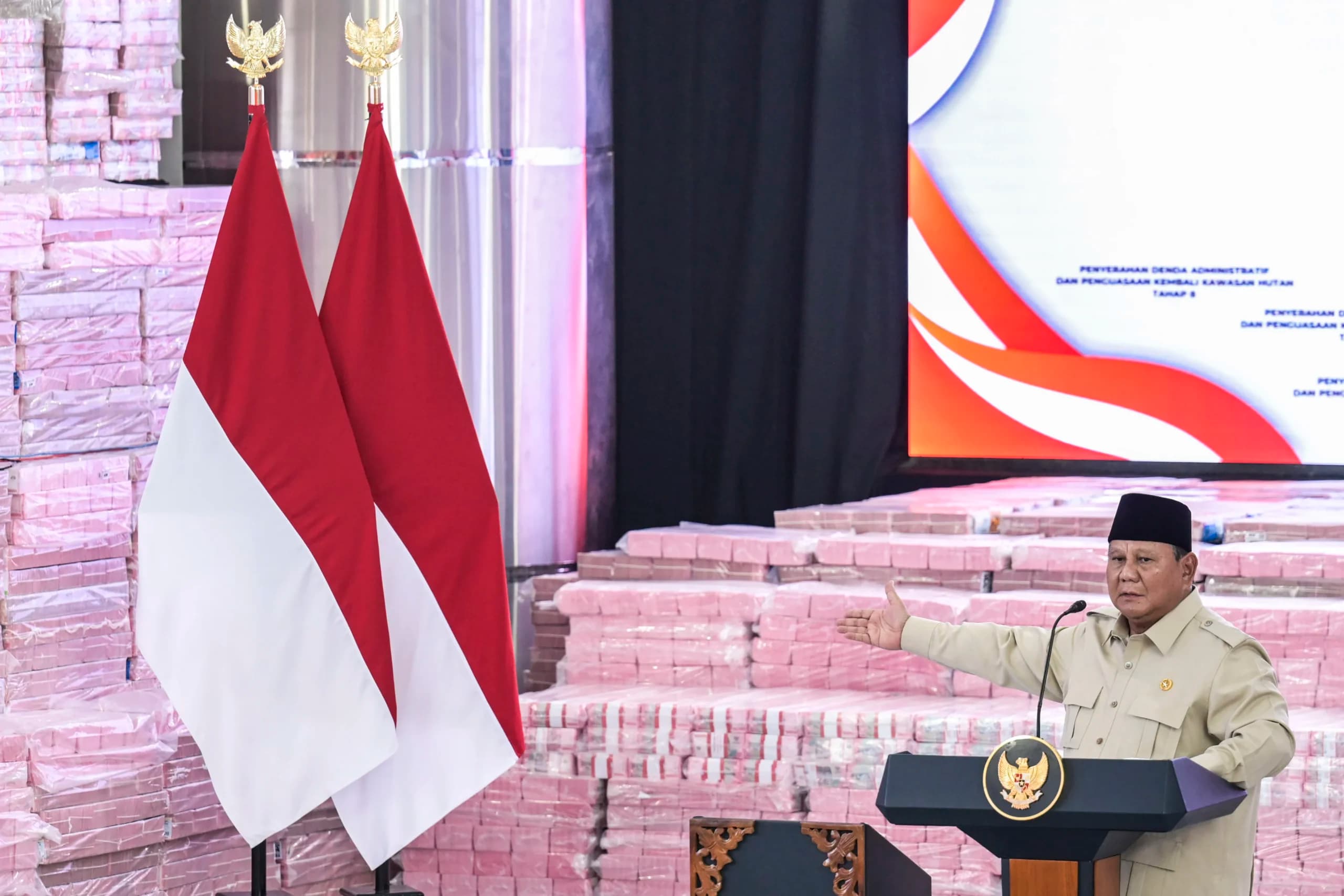 Satuan Tugas Penertiban Kawasan Hutan (Satgas PKH) menyerahkan uang sebesar Rp13,2 triliun ke kas negara serta 259.230,73 hektare lahan kawasan hutan yang telah berhasil dikuasai kembali oleh negara. (Sumber: Antara Foto/Galih Pradipta/agr) Satuan Tugas Penertiban Kawasan Hutan (Satgas PKH) menyerahkan uang sebesar Rp13,2 triliun ke kas negara serta 259.230,73 hektare lahan kawasan hutan yang telah berhasil dikuasai kembali oleh negara. (Sumber: Antara Foto/Galih Pradipta/agr)