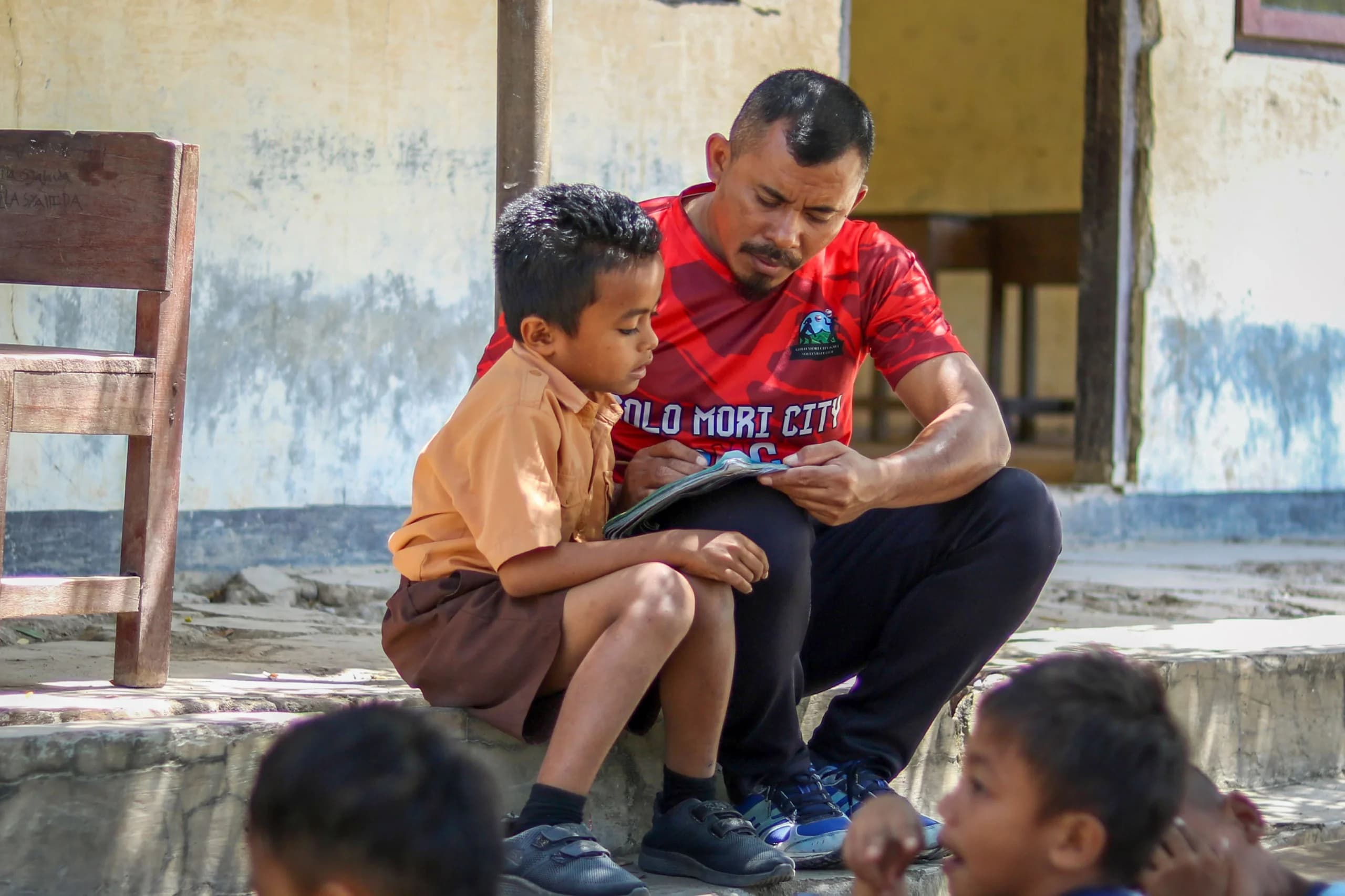 Guru menyampaikan pelajaran kepada siswa di bawah pohon karena gedung kelas mereka rusak di SDN Jarak, Desa Golo Mori, Kecamatan Komodo, Manggarai Barat, NTT, Rabu (9/9/2026). Guru menyampaikan pelajaran kepada siswa di bawah pohon karena gedung kelas mereka rusak di SDN Jarak, Desa Golo Mori, Kecamatan Komodo, Manggarai Barat, NTT, Rabu (9/9/2026).