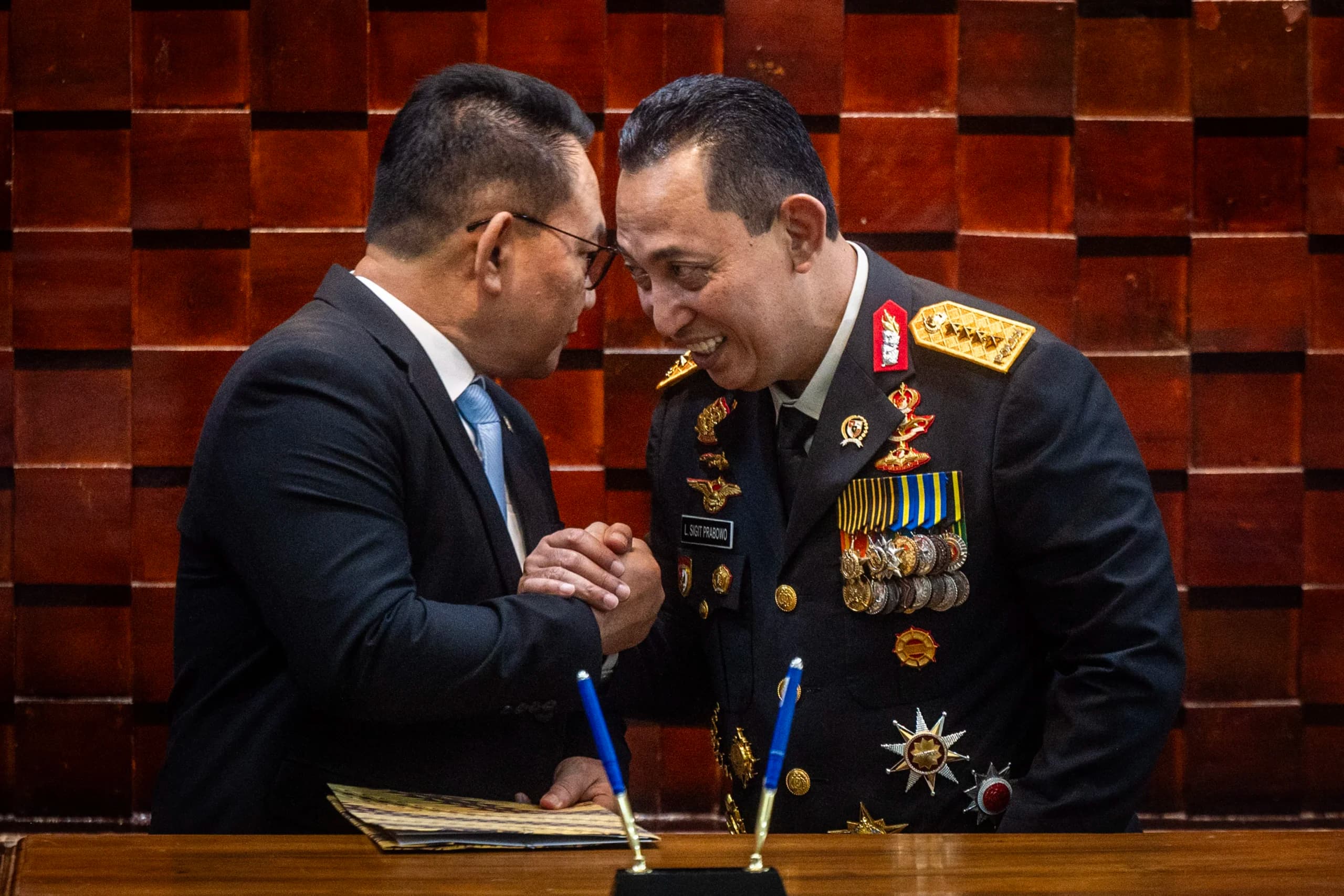 Kepala Kantor Staf Kepresidenan (KSP) Jenderal Pol Listyo Sigit Prabowo (kanan) berjabat tangan dengan Pejabat lama Jenderal TNI (purn) Dudung Abdurachman (kiri) usai serah terima jabatan Kepala KSP di Kantor Staf Kepresidenan, Jakarta, Senin (5/10/2026). Kepala Kantor Staf Kepresidenan (KSP) Jenderal Pol Listyo Sigit Prabowo (kanan) berjabat tangan dengan Pejabat lama Jenderal TNI (purn) Dudung Abdurachman (kiri) usai serah terima jabatan Kepala KSP di Kantor Staf Kepresidenan, Jakarta, Senin (5/10/2026).
