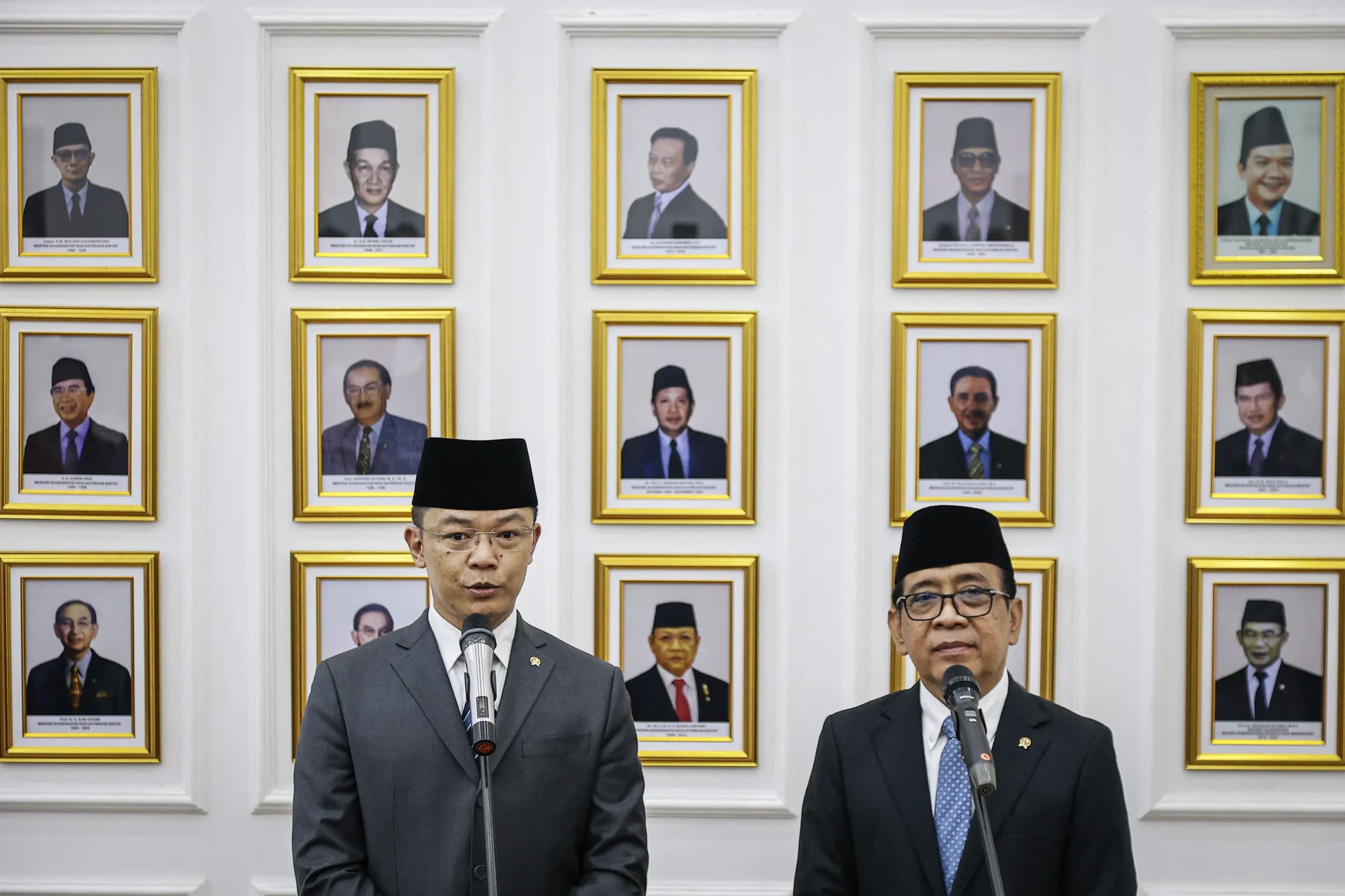 Menteri Koordinator Bidang Pembangunan Manusia dan KebudayaanÊSugiono (kiri) dan pejabat lama Pratikno (kanan) menyampaikan keterangan pers usai serah terima jabatan di Ruang Heritage Kemenko PMK, Jakarta, Senin (5/10/2026). Menteri Koordinator Bidang Pembangunan Manusia dan KebudayaanÊSugiono (kiri) dan pejabat lama Pratikno (kanan) menyampaikan keterangan pers usai serah terima jabatan di Ruang Heritage Kemenko PMK, Jakarta, Senin (5/10/2026).