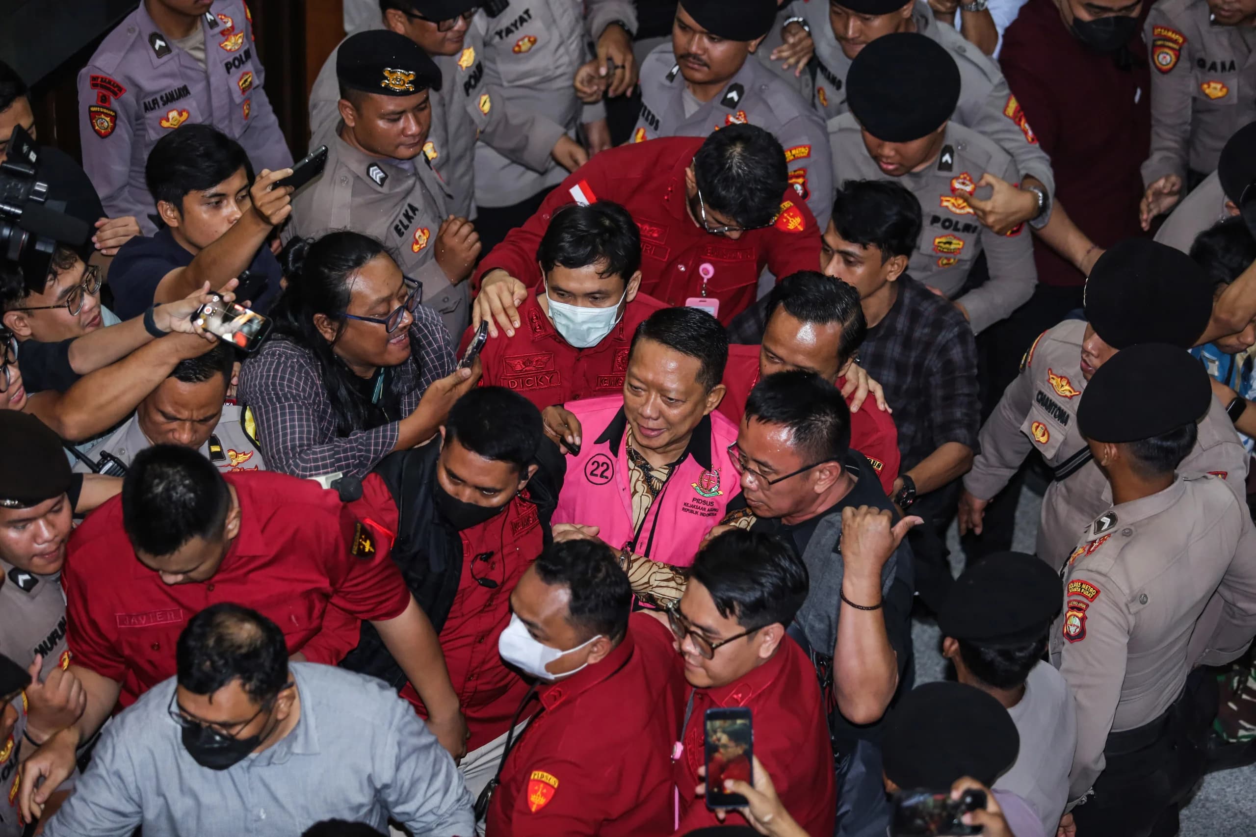 Terdakwa kasus dugaan pemerasan dan tindak pidana pencucian uang (TPPU) Febrie Adriansyah (tengah) berjalan menuju mobil tahanan usai menjalani sidang perdana di Pengadilan Tipikor, Jakarta, Rabu (7/10/2026). Terdakwa kasus dugaan pemerasan dan tindak pidana pencucian uang (TPPU) Febrie Adriansyah (tengah) berjalan menuju mobil tahanan usai menjalani sidang perdana di Pengadilan Tipikor, Jakarta, Rabu (7/10/2026).