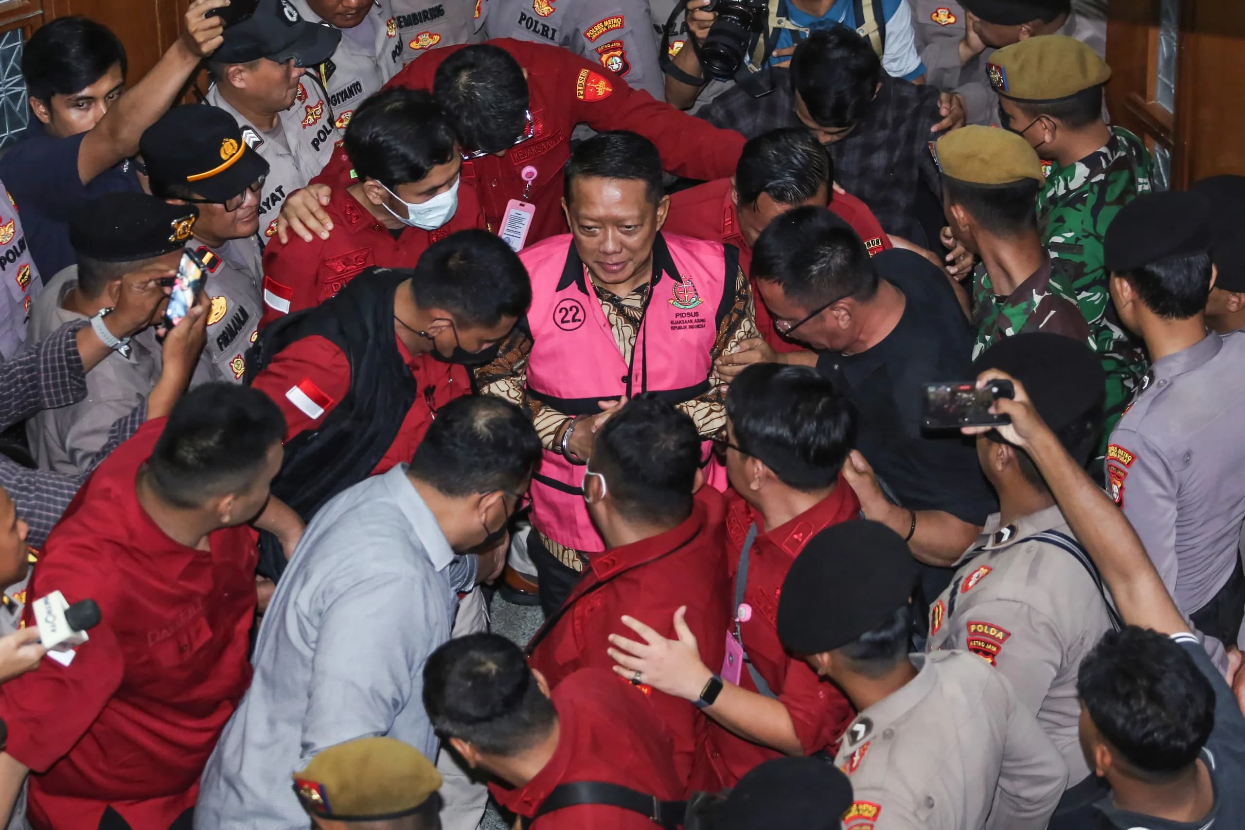 Terdakwa kasus dugaan pemerasan dan tindak pidana pencucian uang (TPPU) Febrie Adriansyah (tengah) berjalan menuju mobil tahanan usai menjalani sidang perdana di Pengadilan Tipikor, Jakarta, Rabu (7/10/2026). Terdakwa kasus dugaan pemerasan dan tindak pidana pencucian uang (TPPU) Febrie Adriansyah (tengah) berjalan menuju mobil tahanan usai menjalani sidang perdana di Pengadilan Tipikor, Jakarta, Rabu (7/10/2026).