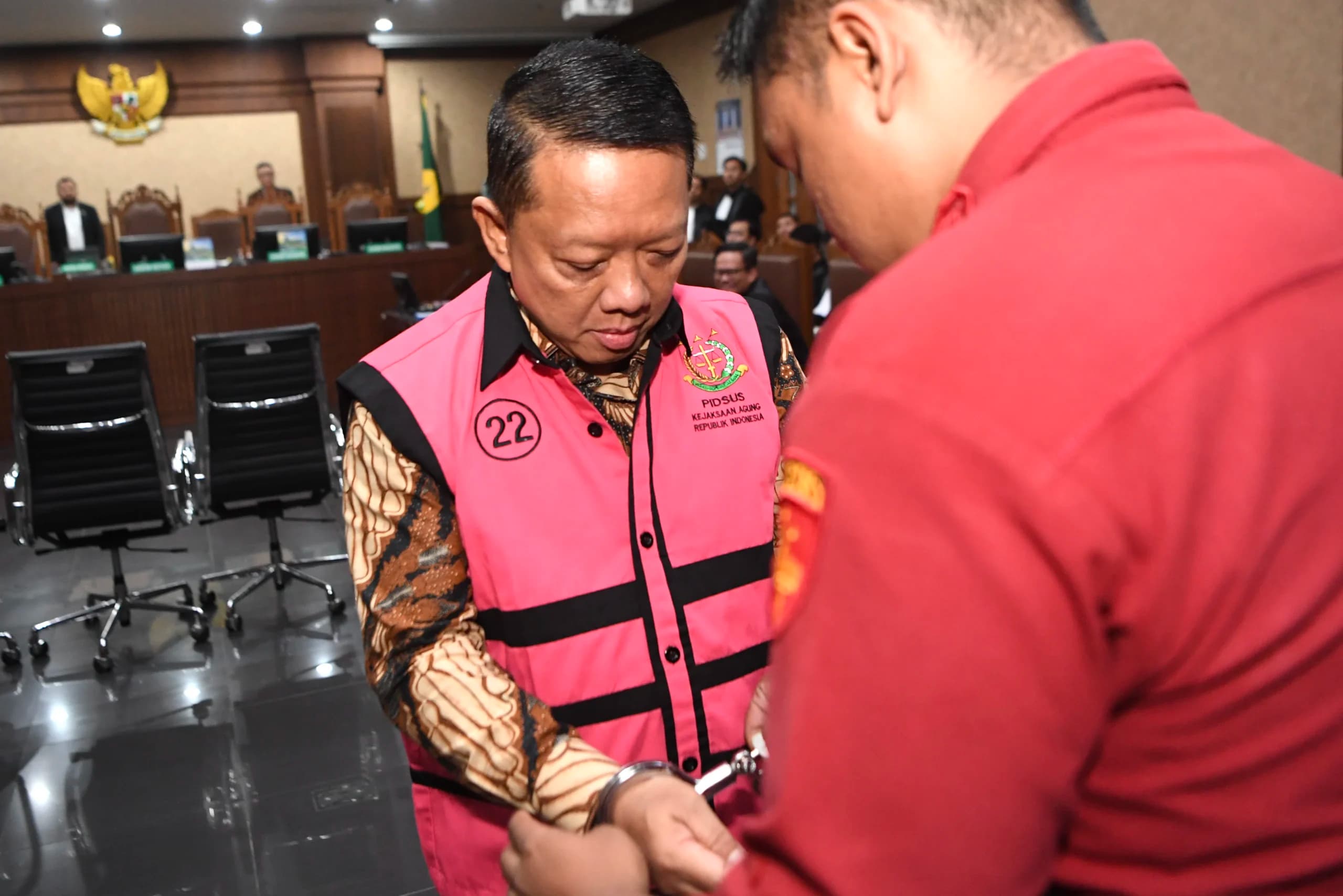 Terdakwa kasus dugaan pemerasan dan tindak pidana pencucian uang (TPPU) Febrie Adriansyah (kiri) bersiap mengikuti sidang dakwaan di Pengadilan Tipikor, Jakarta, Rabu (7/10/2026). Terdakwa kasus dugaan pemerasan dan tindak pidana pencucian uang (TPPU) Febrie Adriansyah (kiri) bersiap mengikuti sidang dakwaan di Pengadilan Tipikor, Jakarta, Rabu (7/10/2026).
