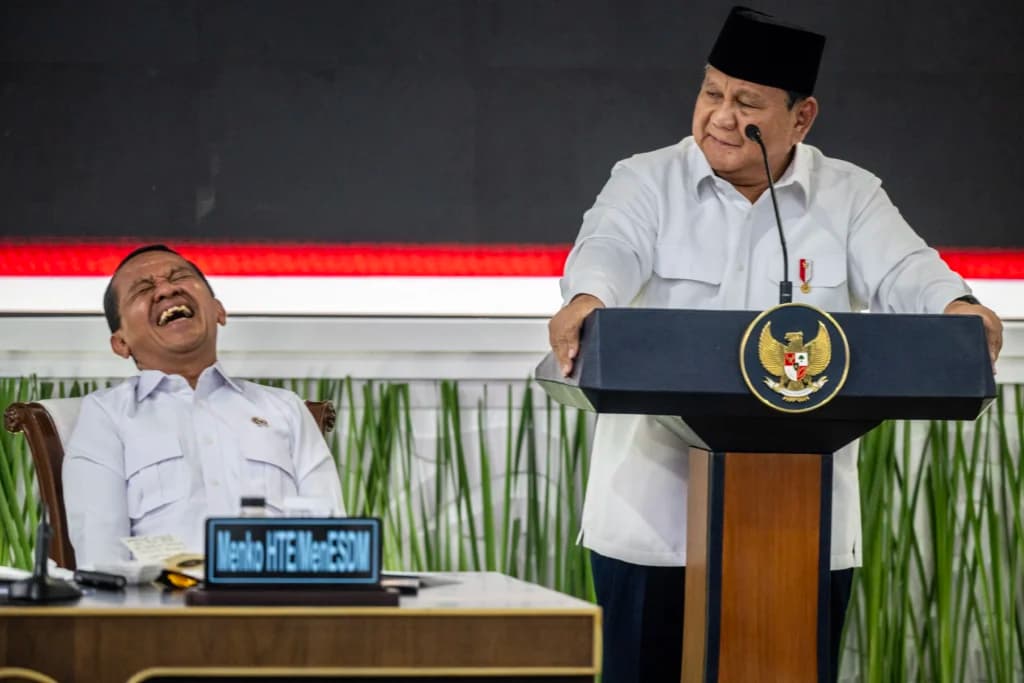 Presiden Prabowo Subianto (kanan) menyampaikan pidato pembuka dalam Sidang Kabinet Paripurna di Istana Kepresidenan, Jakarta, Rabu (21/10/2026). (Sumber: Antara Foto/Bayu Pratama S/kye) Presiden Prabowo Subianto (kanan) menyampaikan pidato pembuka dalam Sidang Kabinet Paripurna di Istana Kepresidenan, Jakarta, Rabu (21/10/2026). (Sumber: Antara Foto/Bayu Pratama S/kye)