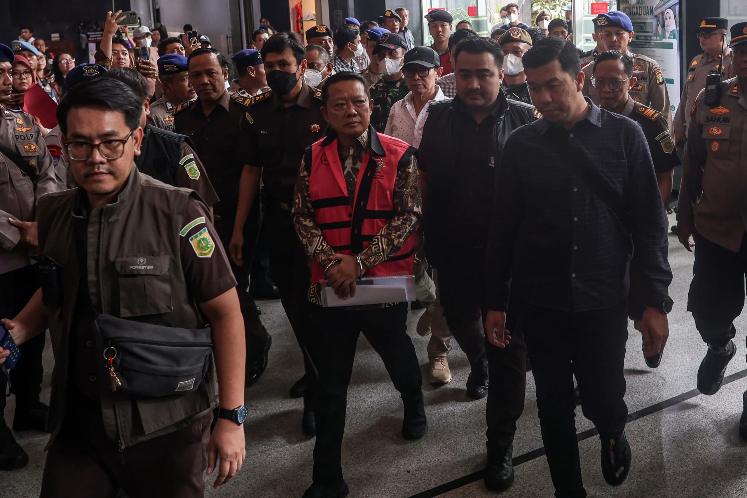 Terdakwa yang merupakan mantan Jaksa Agung Muda Tindak Pidana Khusus Kejaksaan Agung Febrie Adriansyah (tengah) berjalan menuju ruangan untuk menjalani sidang lanjutan di Pengadilan Tipikor, Jakarta, Rabu (14/10/2026). Terdakwa yang merupakan mantan Jaksa Agung Muda Tindak Pidana Khusus Kejaksaan Agung Febrie Adriansyah (tengah) berjalan menuju ruangan untuk menjalani sidang lanjutan di Pengadilan Tipikor, Jakarta, Rabu (14/10/2026).
