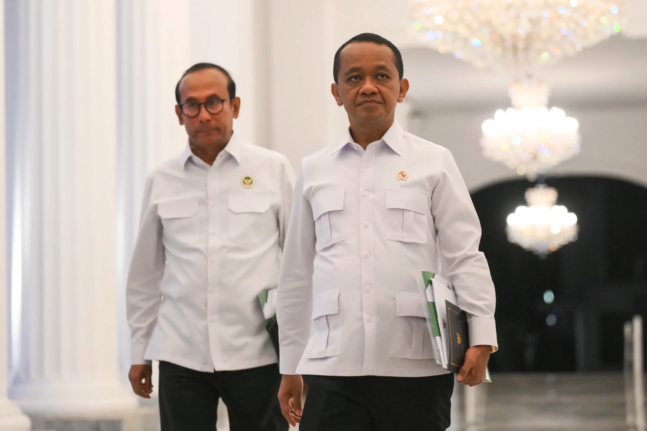 Menteri ESDM sekaligus Ketua Harian Dewan Energi Nasional (DEN) Bahlil Lahadalia (kanan) bersama anggota DEN Satya Widya Yudha berjalan seusai mengikuti sidang paripurna DEN yang dipimpin Presiden Prabowo Subianto di Istana Merdeka, Jakarta, Kamis (17/9/2026). Menteri ESDM sekaligus Ketua Harian Dewan Energi Nasional (DEN) Bahlil Lahadalia (kanan) bersama anggota DEN Satya Widya Yudha berjalan seusai mengikuti sidang paripurna DEN yang dipimpin Presiden Prabowo Subianto di Istana Merdeka, Jakarta, Kamis (17/9/2026).
