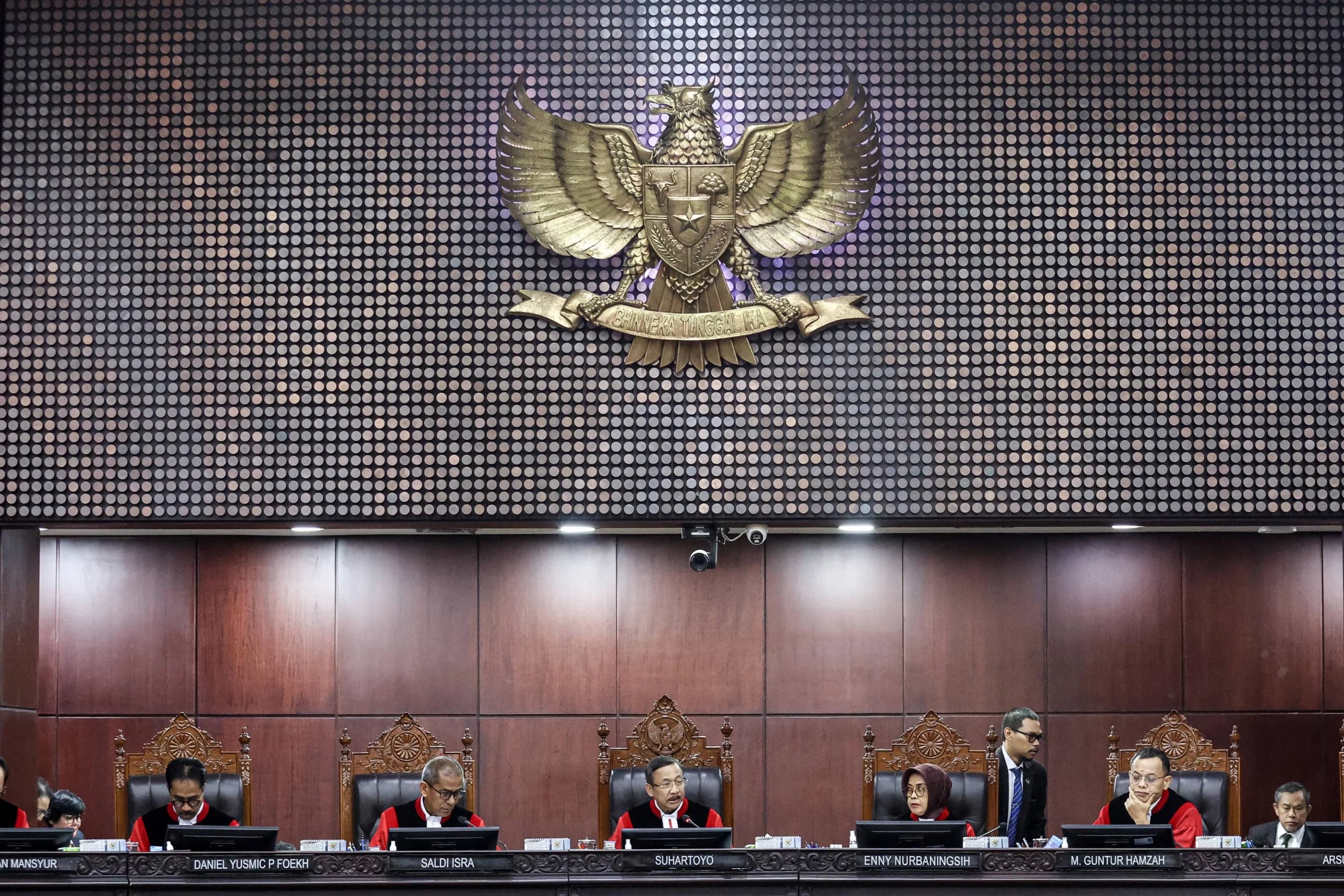 Ketua Mahkamah Konstitusi (MK) Suhartoyo (tengah) didampingi Wakil Ketua Saldi Isra (kedua kiri), Hakim Konstitusi Daniel Yusmic P Foekh (kiri), Enny Nurbaningsih (kedua kanan), dan M. Guntur Hamzah (kanan) memimpin sidang pengucapan putusan atau ketetapan uji materiil terhadap 22 permohonan di Gedung Mahkamah Konstitusi, Jakarta, Kamis (15/10/2026). Ketua Mahkamah Konstitusi (MK) Suhartoyo (tengah) didampingi Wakil Ketua Saldi Isra (kedua kiri), Hakim Konstitusi Daniel Yusmic P Foekh (kiri), Enny Nurbaningsih (kedua kanan), dan M. Guntur Hamzah (kanan) memimpin sidang pengucapan putusan atau ketetapan uji materiil terhadap 22 permohonan di Gedung Mahkamah Konstitusi, Jakarta, Kamis (15/10/2026).