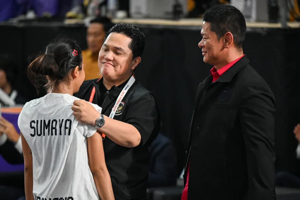 Menpora Erick Thohir (tengah) dan Ketua NOC Indonesia Raja Sapta Oktohari (kanan) memberikan semangat kepada atlet teqball Indonesia Sumaya (kiri) seusai kalah dari atlet teqball Myanmar Wai Khin Hnin pada final tunggal putri teqball Asian Games Aichi-Nagoya 2026 di Nagoya City Higashi Sports Center, Aichi, Jepang, Menpora Erick Thohir (tengah) dan Ketua NOC Indonesia Raja Sapta Oktohari (kanan) memberikan semangat kepada atlet teqball Indonesia Sumaya (kiri) seusai kalah dari atlet teqball Myanmar Wai Khin Hnin pada final tunggal putri teqball Asian Games Aichi-Nagoya 2026 di Nagoya City Higashi Sports Center, Aichi, Jepang,