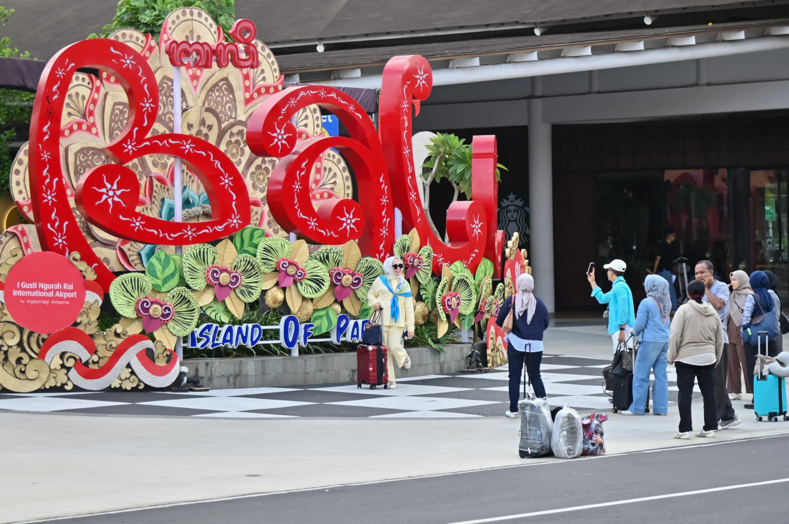 Penumpang pesawat berfoto setibanya di Bandara Internasional I Gusti Ngurah Rai, Badung, Bali, Kamis (8/10/2026). Penumpang pesawat berfoto setibanya di Bandara Internasional I Gusti Ngurah Rai, Badung, Bali, Kamis (8/10/2026).
