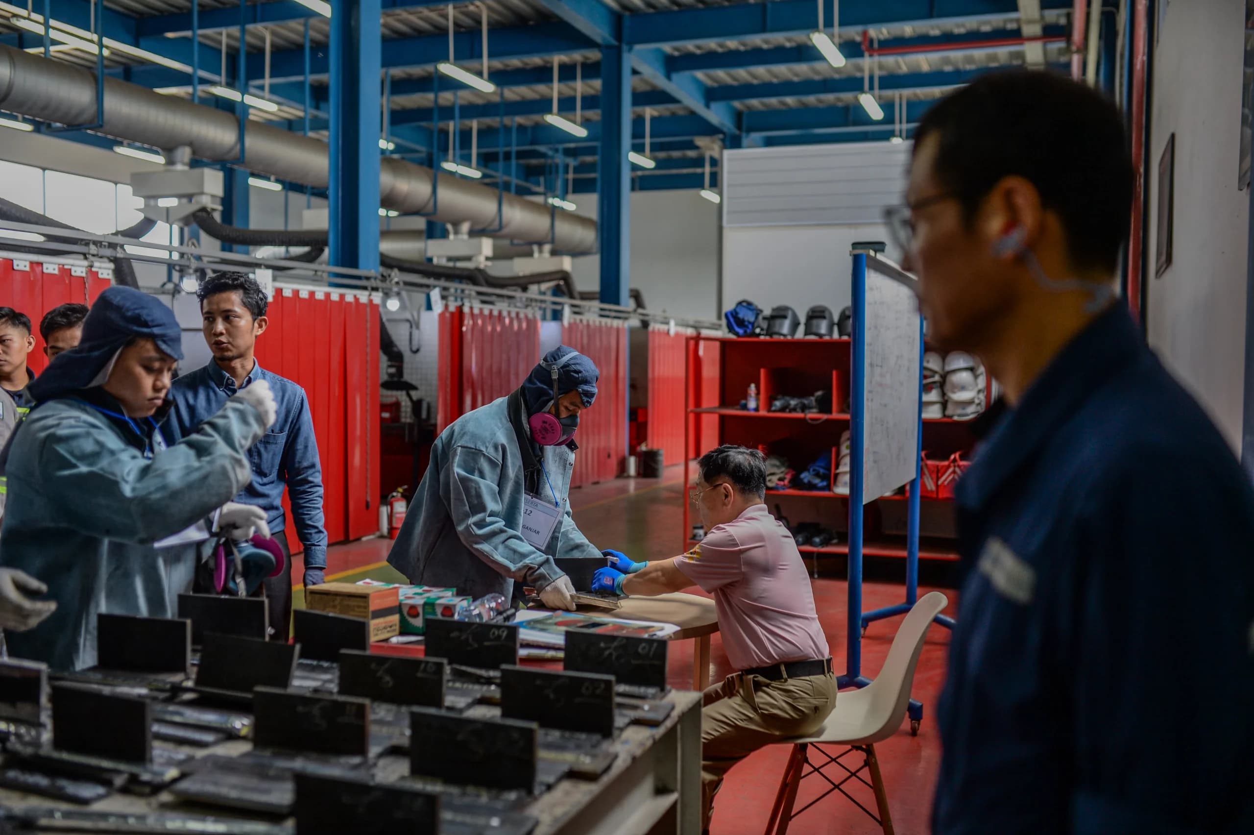 Instruktur asal Korea Selatan melakukan verifikasi plat besi hasil pelatihan las peserta di Balai Besar Pelatihan Vokasi dan Produktivitas (BBPVP) Serang, Kota Serang, Banten, Selasa (1/9/2026). Instruktur asal Korea Selatan melakukan verifikasi plat besi hasil pelatihan las peserta di Balai Besar Pelatihan Vokasi dan Produktivitas (BBPVP) Serang, Kota Serang, Banten, Selasa (1/9/2026).