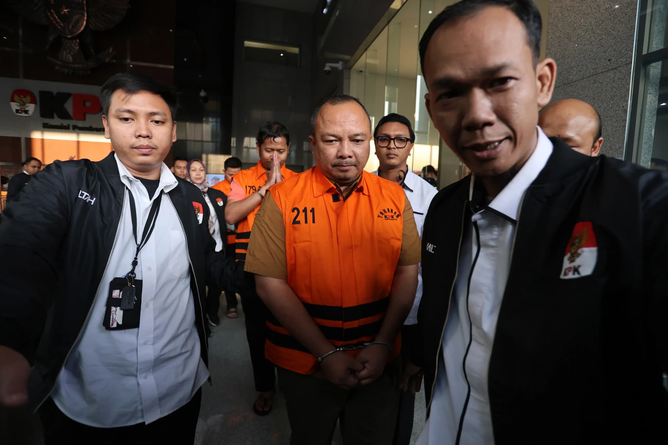 KPK menahan lima tersangka dalam kasus tersebut, yakni pejabat pembuat komitmen BNPB Gabriel Purwaka Sigit, Bima Setiawan, Richard Erlangga, serta dua pihak swasta, Gery Prasetiawan dan Syifa Nrika Ghifarian, setelah mengungkap kasus itu melalui Operasi Tangkap Tangan (OTT). (Sumber: Antara Foto/Reno Esnir/sgd/kye) KPK menahan lima tersangka dalam kasus tersebut, yakni pejabat pembuat komitmen BNPB Gabriel Purwaka Sigit, Bima Setiawan, Richard Erlangga, serta dua pihak swasta, Gery Prasetiawan dan Syifa Nrika Ghifarian, setelah mengungkap kasus itu melalui Operasi Tangkap Tangan (OTT). (Sumber: Antara Foto/Reno Esnir/sgd/kye)