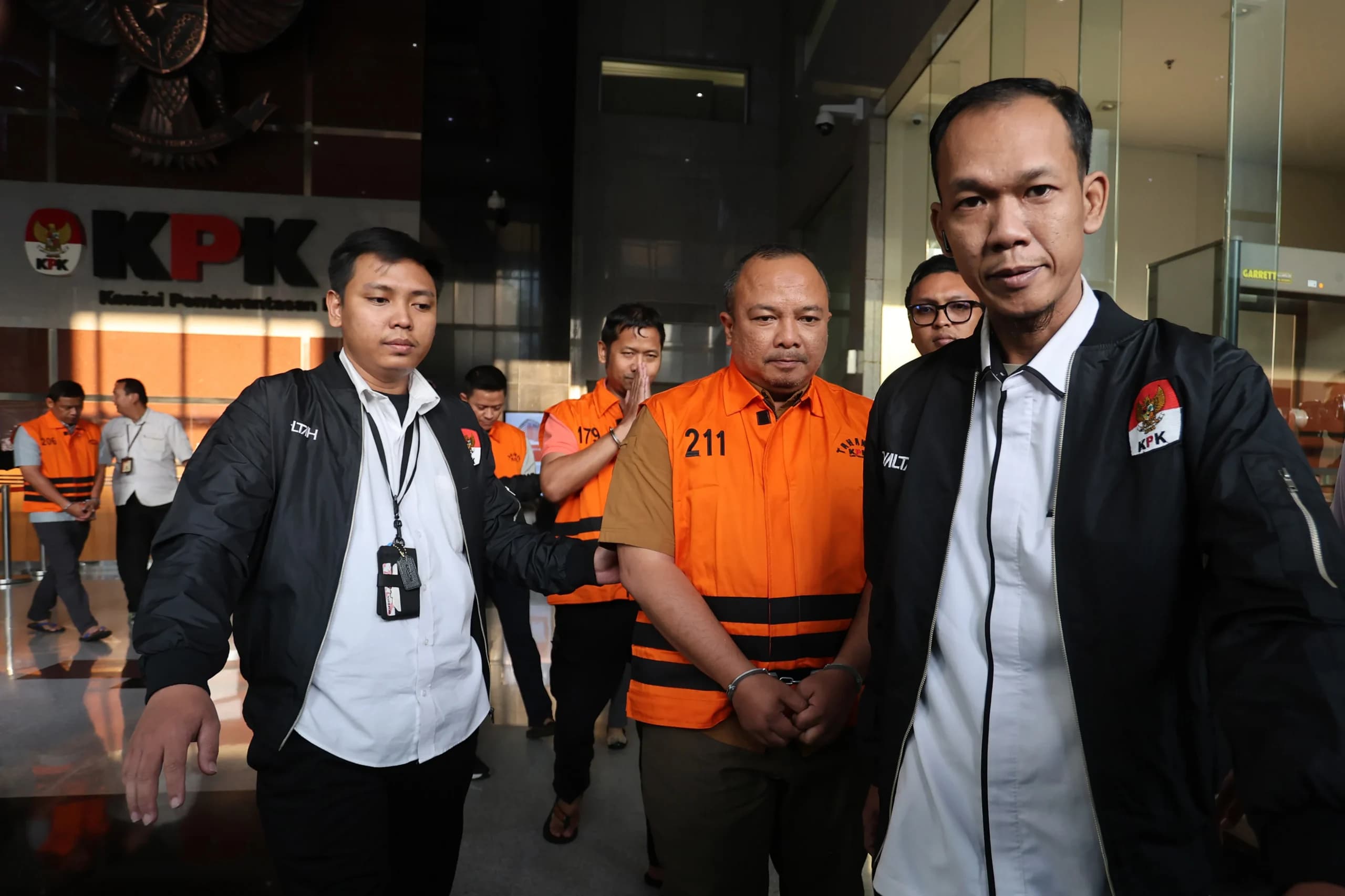 Para tersangka kasus dugaan korupsi di lingkungan BNPB, Richard Erlangga (kedua kanan), Gabriel Purwaka Sigit (ketiga kanan), Gery Prasetiawan (keempat kanan), dan Bima Setiawan (kiri), berjalan mengenakan rompi tahanan seusai menjalani pemeriksaan di Gedung Merah Putih KPK, Jakarta, Rabu (14/10/2026). Para tersangka kasus dugaan korupsi di lingkungan BNPB, Richard Erlangga (kedua kanan), Gabriel Purwaka Sigit (ketiga kanan), Gery Prasetiawan (keempat kanan), dan Bima Setiawan (kiri), berjalan mengenakan rompi tahanan seusai menjalani pemeriksaan di Gedung Merah Putih KPK, Jakarta, Rabu (14/10/2026).