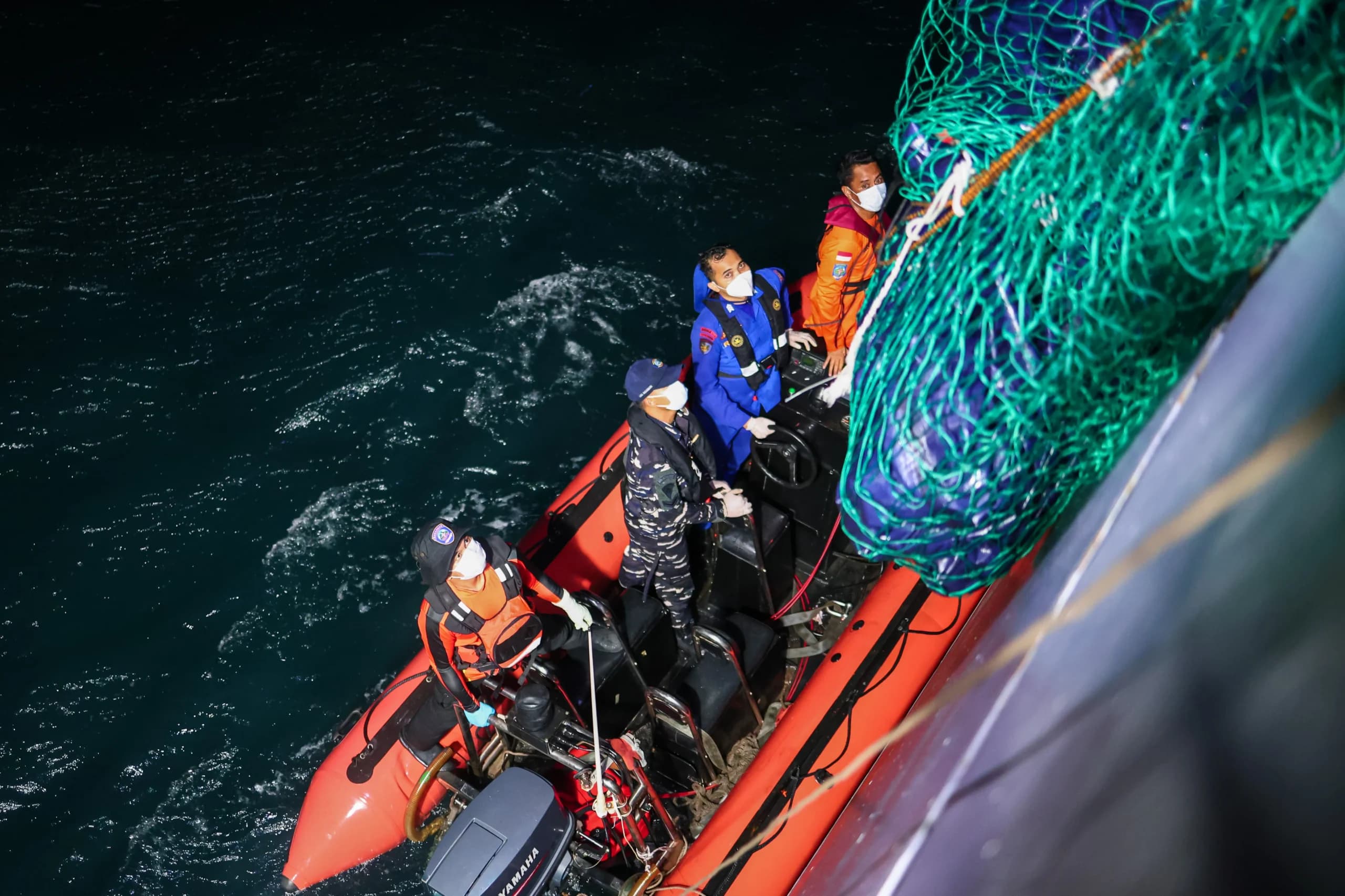 Personel gabungan menurunkan jenazah dari KRI I Gusti Ngurah Rai-332 menuju perahu karet Basarnas saat operasi SAR KM Virgo Transport 8 di perairan Masalembo, Laut Jawa, Jumat (18/9/2026). Personel gabungan menurunkan jenazah dari KRI I Gusti Ngurah Rai-332 menuju perahu karet Basarnas saat operasi SAR KM Virgo Transport 8 di perairan Masalembo, Laut Jawa, Jumat (18/9/2026).