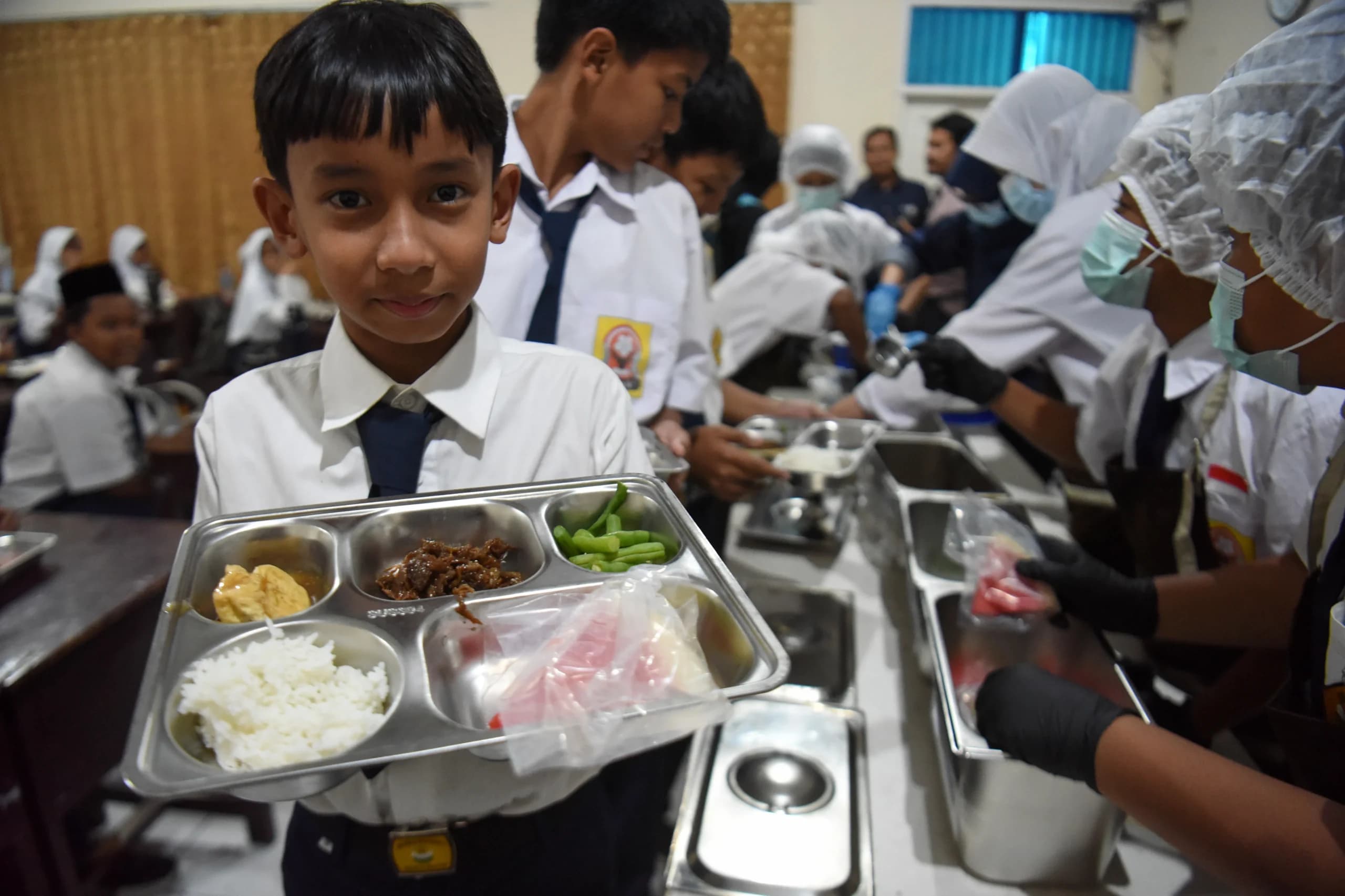 Siswa memperlihatkan menu Makan Bergizi Gratis (MBG) yang disajikan secara prasmanan di SMP Kemala Bhayangkari 3, Jakarta, Kamis (15/10/2026). Siswa memperlihatkan menu Makan Bergizi Gratis (MBG) yang disajikan secara prasmanan di SMP Kemala Bhayangkari 3, Jakarta, Kamis (15/10/2026).